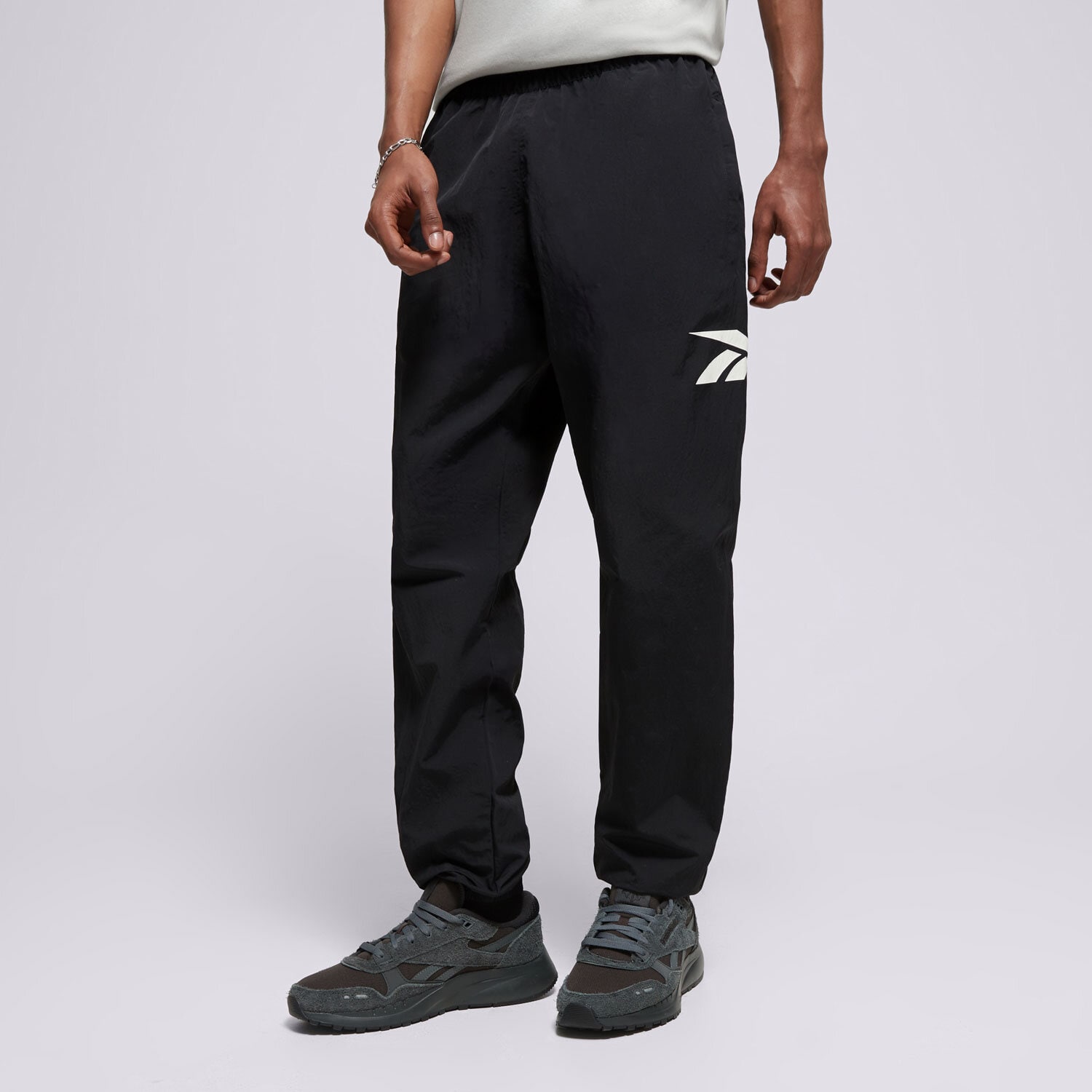 Muške hlače REEBOK HLAČE CL VECTOR TRACKPANT 100031183 crna