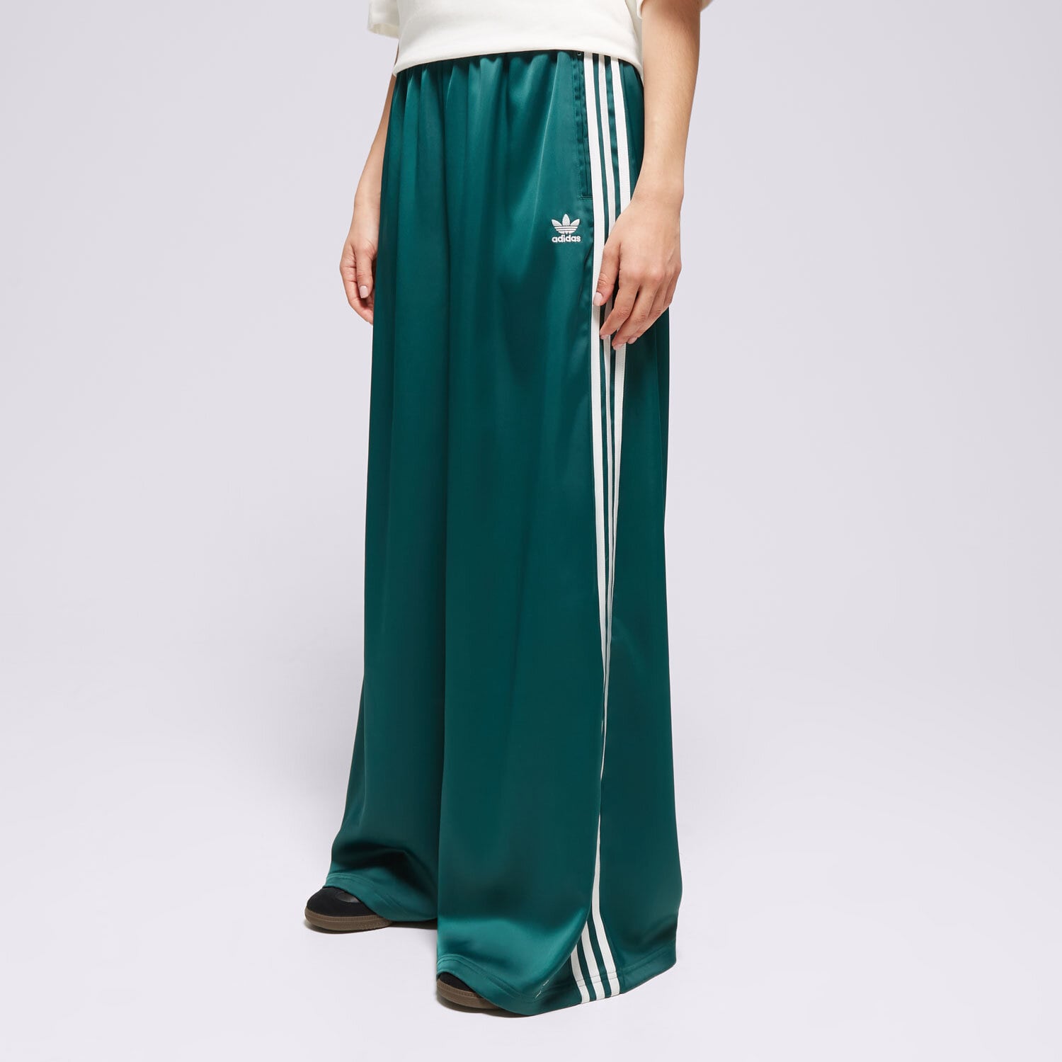 Ženske hlače ADIDAS HLAČE SATIN TP WL IP2960 zelena