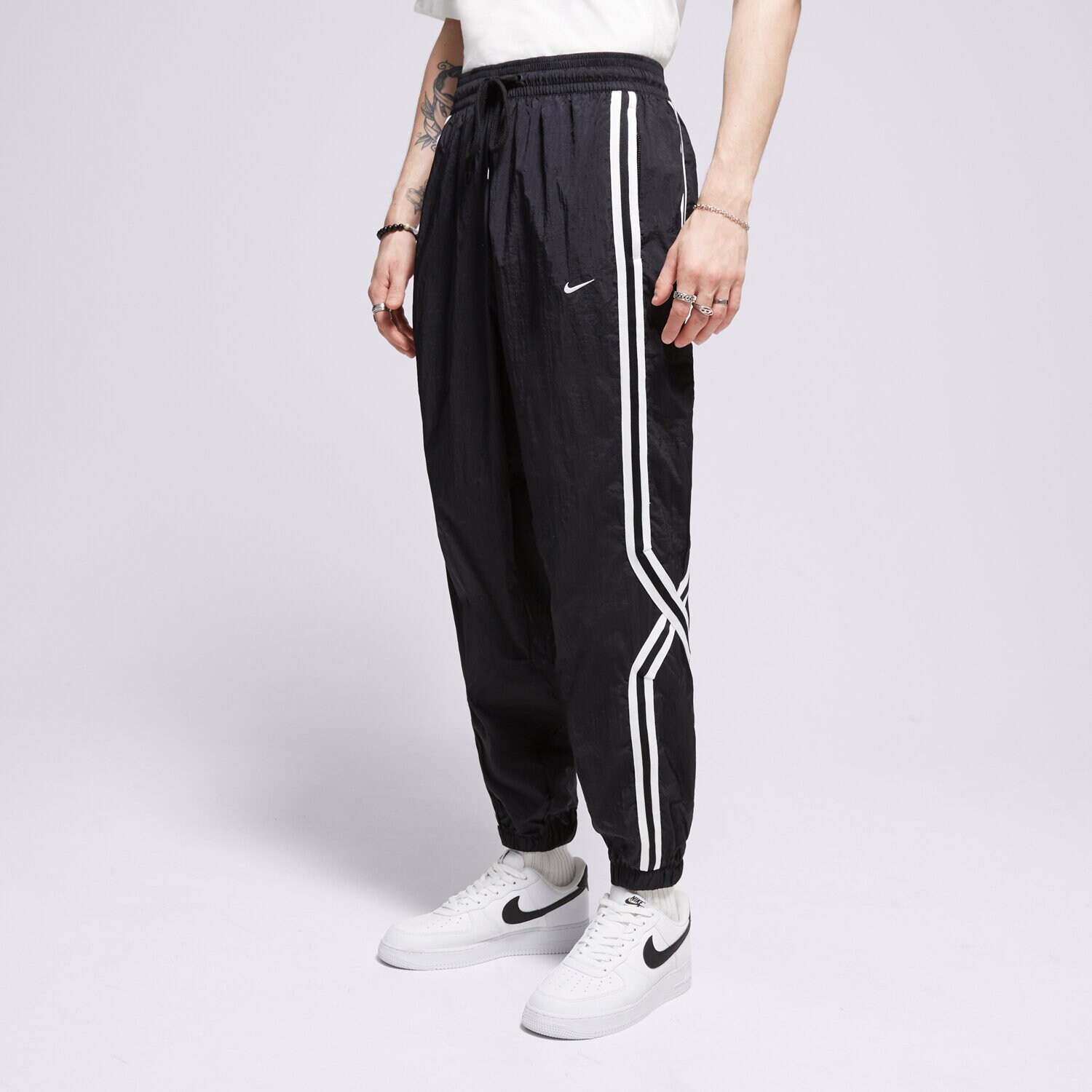 Muške hlače NIKE HLAČE M NK DF DNA CRSOVR PANT SSNL FN2868-010 crna