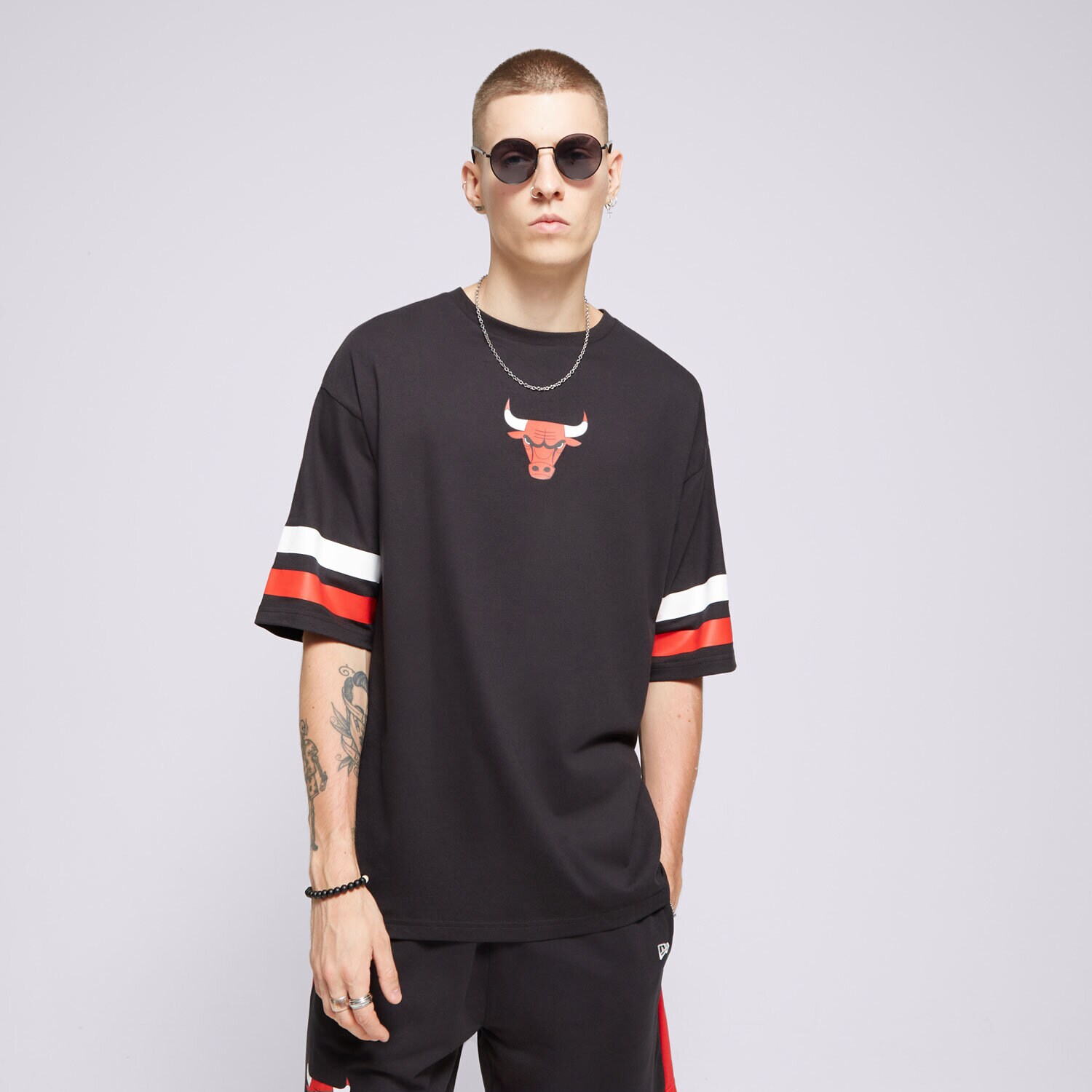Muške majice NEW ERA T-SHIRT NBA ARCH GRPHC BP OS BULLS CHICAGO BULLS 60502589 crna