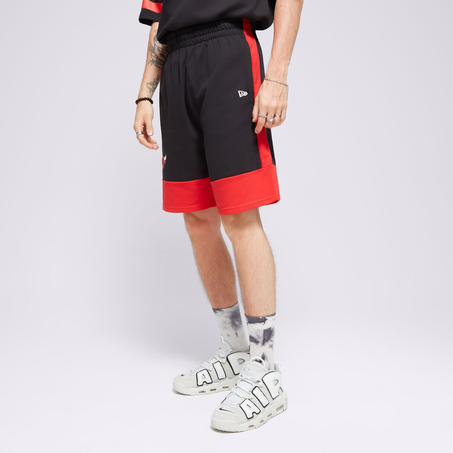 Muške kratke hlače NEW ERA KRATKE HLAČE NBA COLOUR BLOCK SHORT BULLS CHICAGO BU 60416373 crna