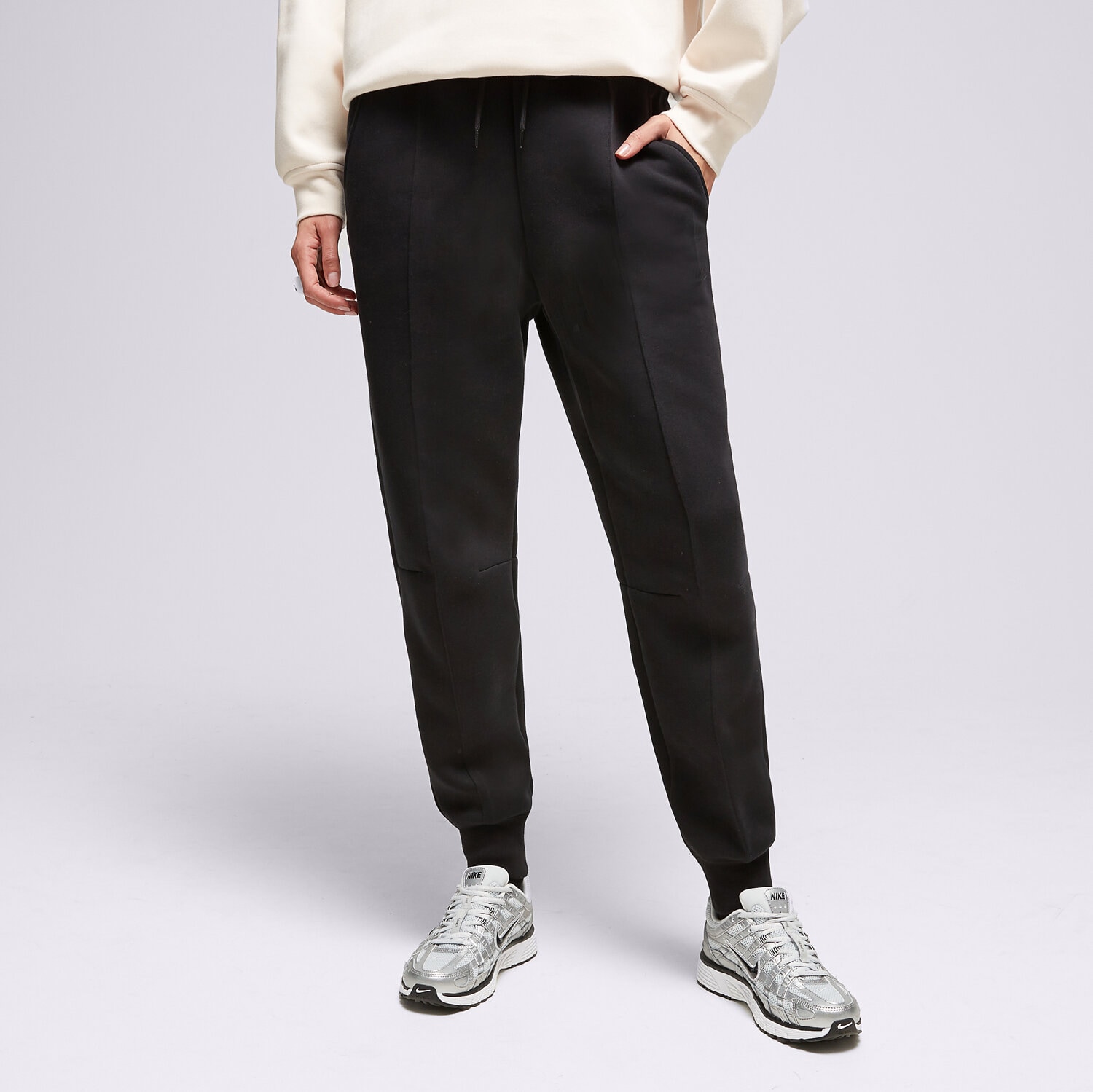 Ženske hlače NIKE HLAČE W NSW TCH FLC MR JGGR FB8330-010 crna