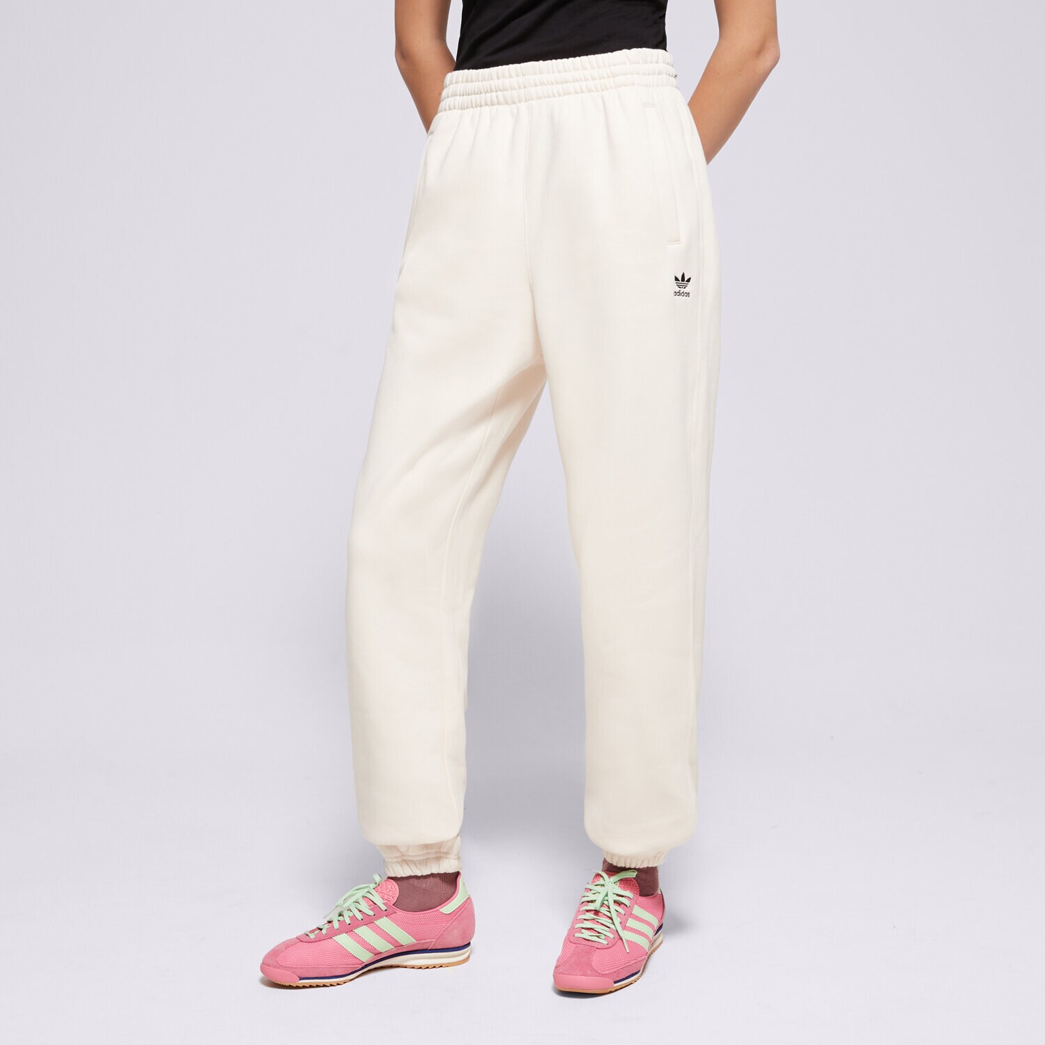 Ženske hlače ADIDAS HLAČE ESS JOGGERS IY9635 bijela
