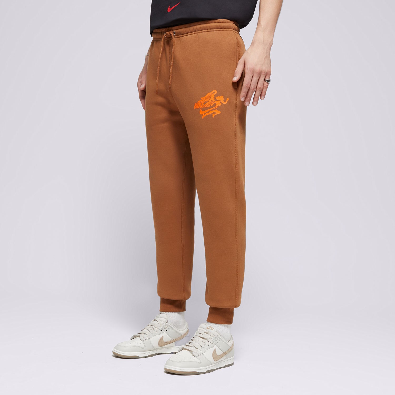 Muške hlače NIKE HLAČE M NK CLUB BB JOGGER NVLTY FZ0907-281 smeđa