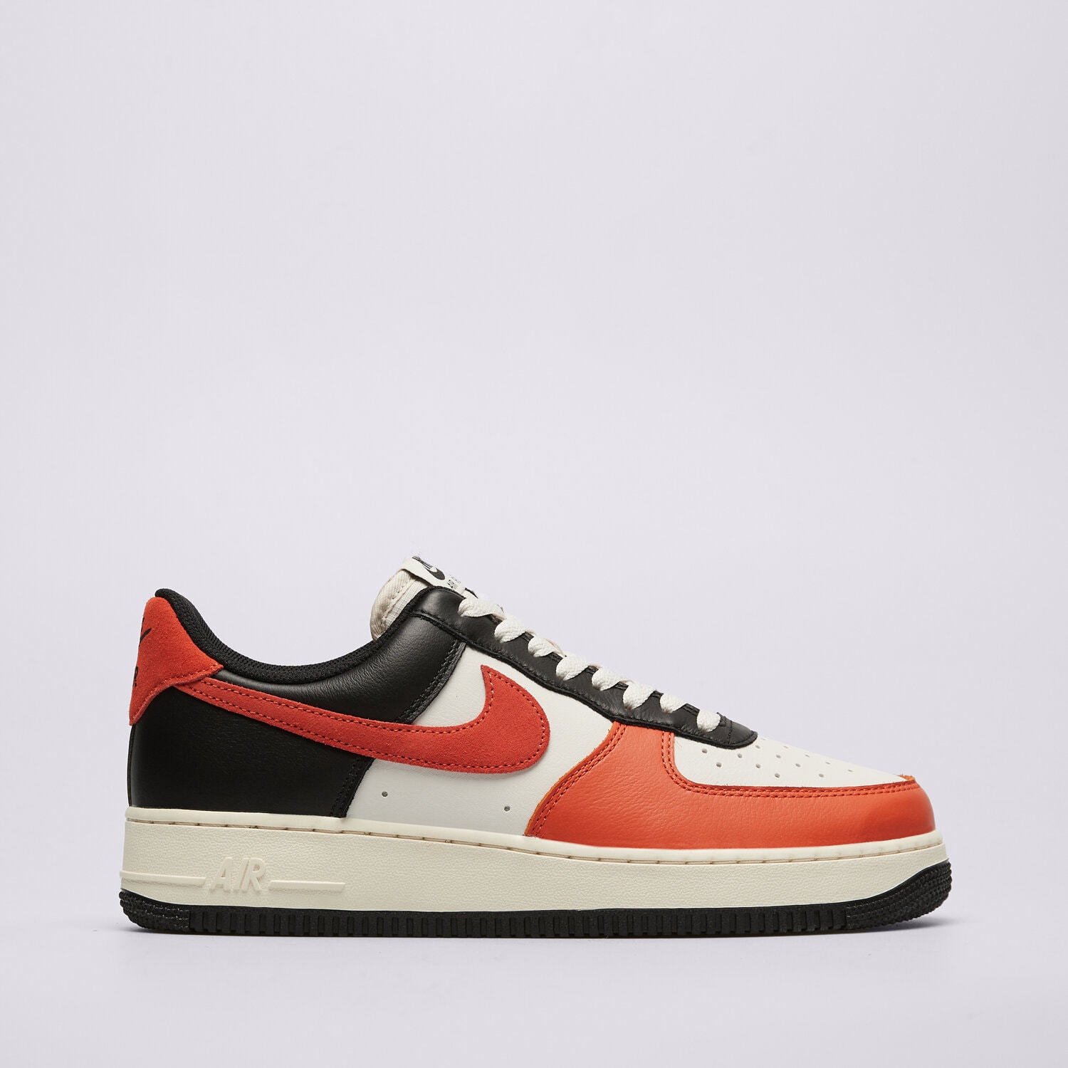 Muške tenisice NIKE AIR FORCE 1 '07 LV8 HQ4987-010 narančasta