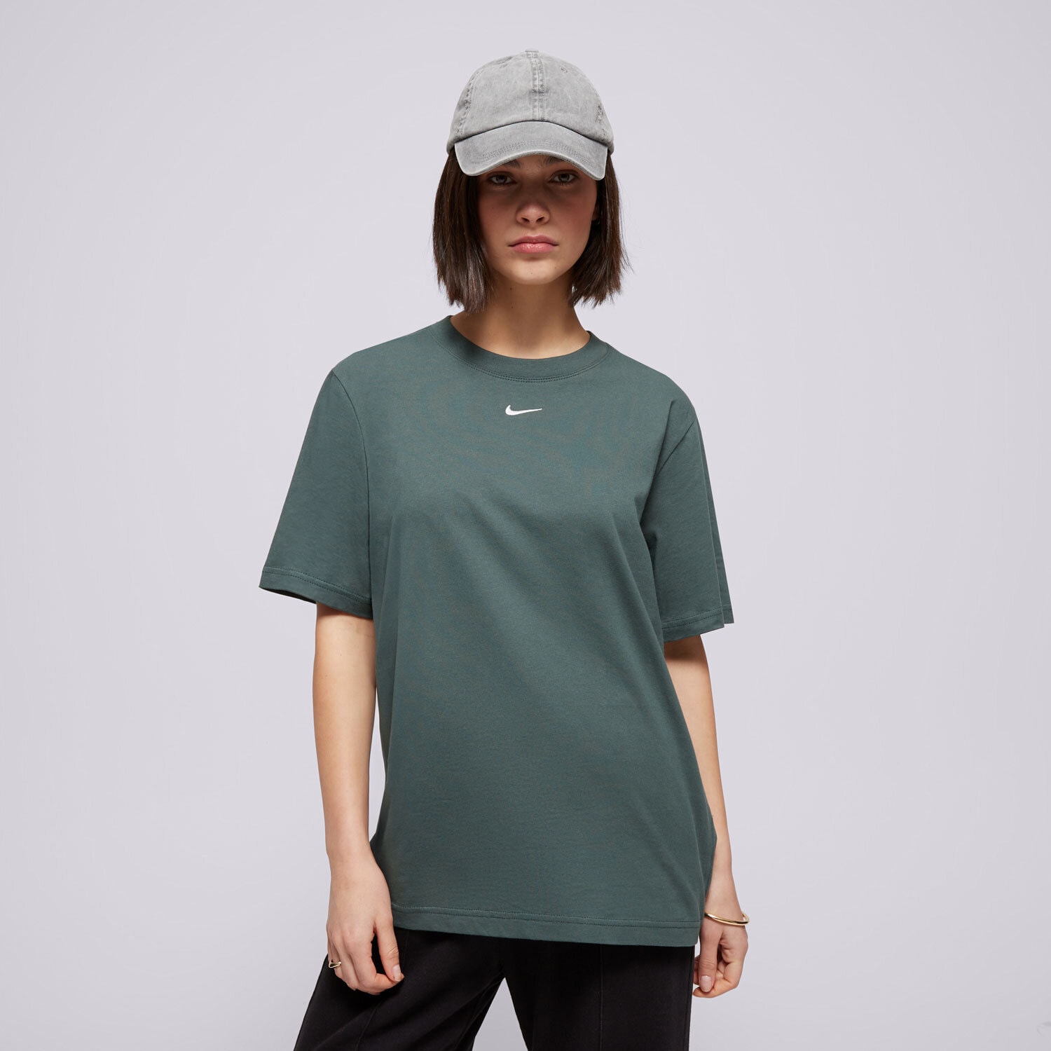 Ženske majice NIKE T-SHIRT W NSW TEE ESSNTL LBR FD4149-338 zelena