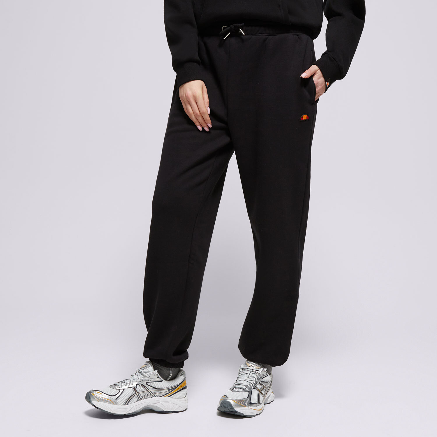 Ženske hlače ELLESSE HLAČE MUGIA JOG PANT BLK SMG22040011 crna