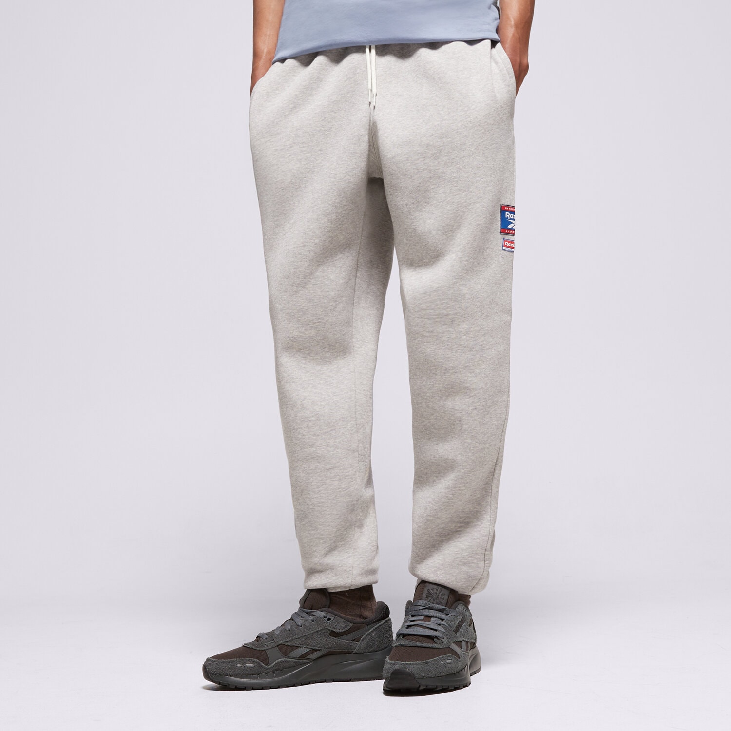 Muške hlače REEBOK HLAČE RI BADGE 100205445 siva