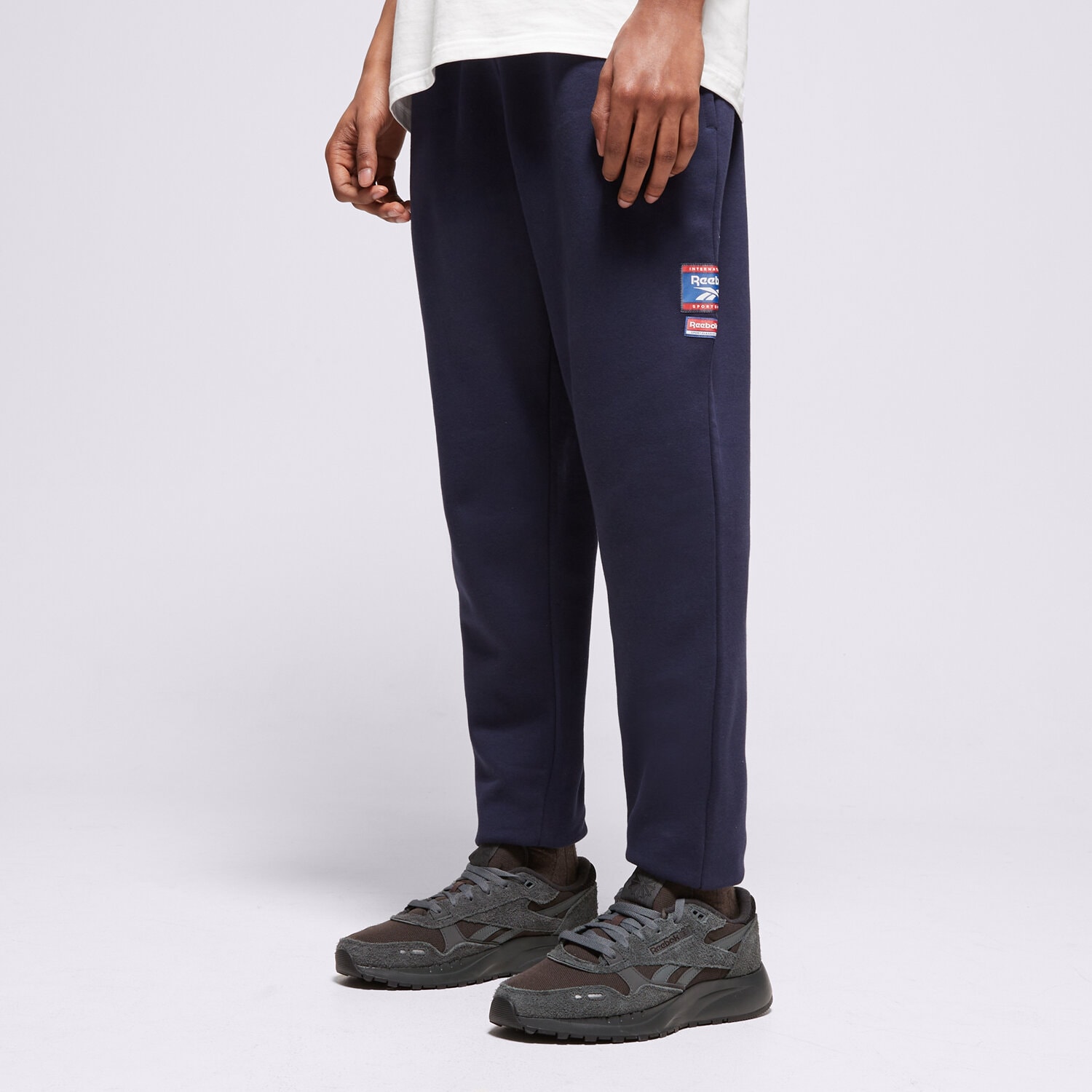 Muške hlače REEBOK HLAČE RI BADGE 100205446 tamno plava