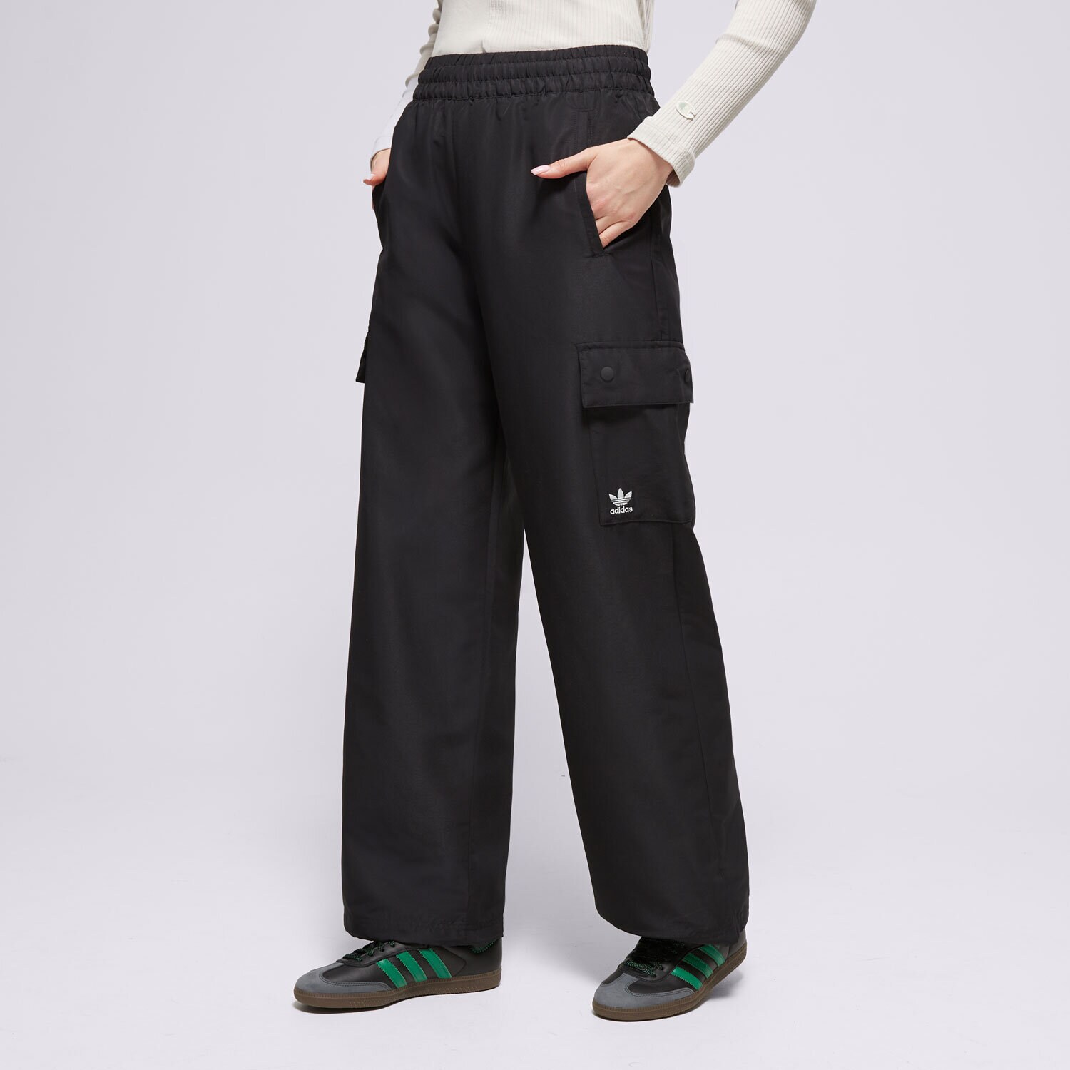 Ženske hlače ADIDAS HLAČE ESSENTIALS WOVEN CARGO IX9974 crna