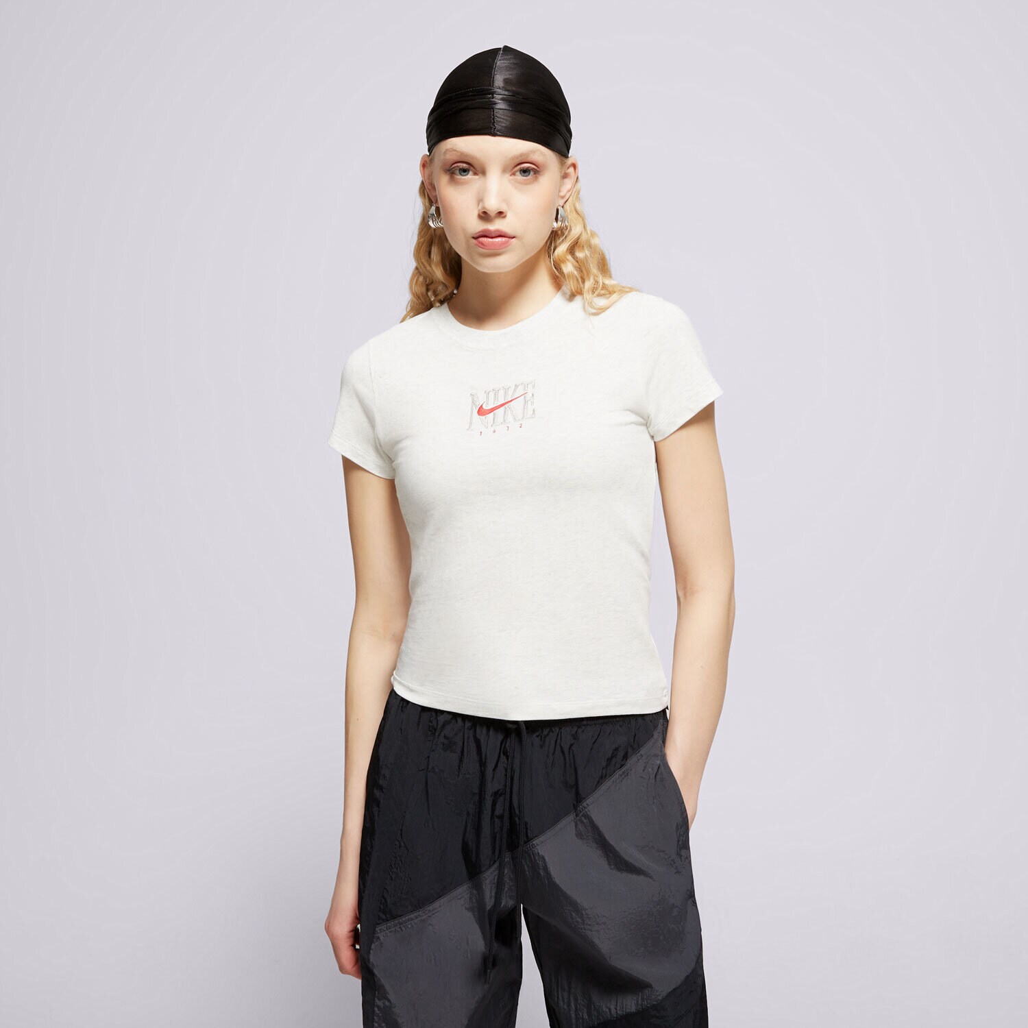 Ženske majice NIKE T-SHIRT W NSW SS SLIM TEE PNX GRX IB2444-051 bijela