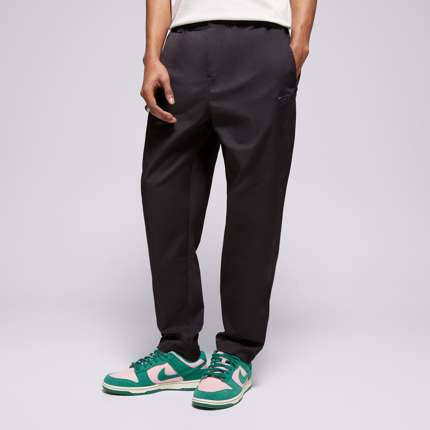 Muške hlače NIKE HLAČE M NK CLUB WVN TAPER PANT HJ1997-010 crna