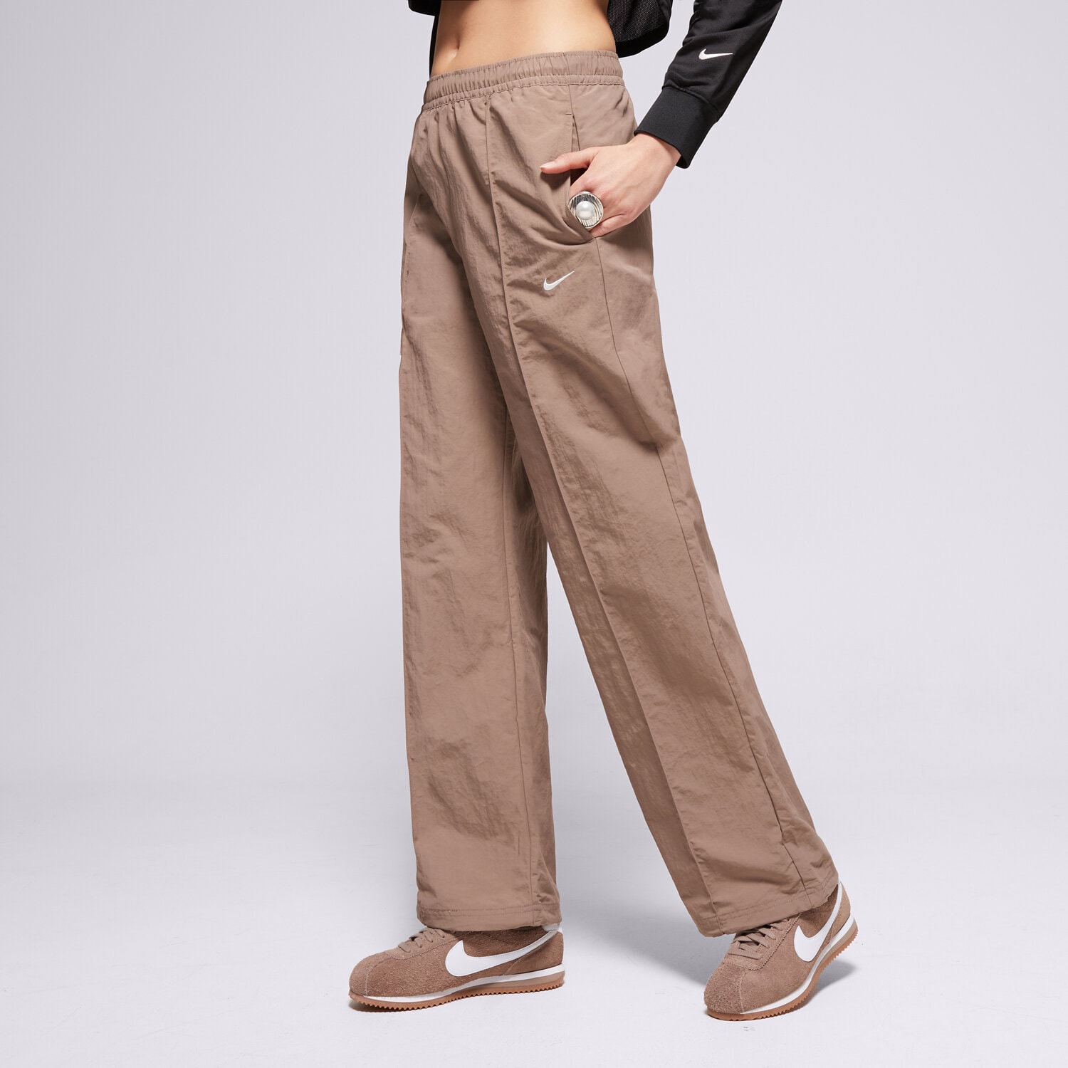 Ženske hlače NIKE HLAČE W NSW TREND WVN MR PANT FQ3588-233 smeđa