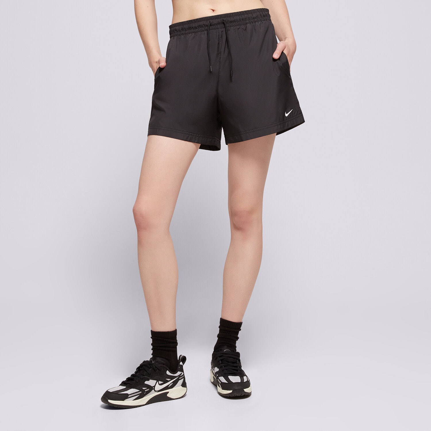 Ženske kratke hlače NIKE KRATKE HLAČE W NSW MR ESSNTL WVN SHORT FV7557-010 crna