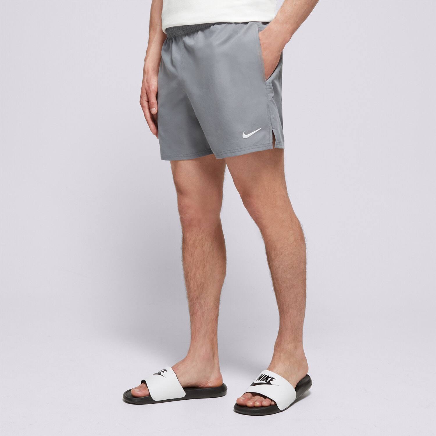 Muške kratke hlače NIKE SWIM KRATKE HLAČE NIKE ESSENTIAL 5" SHORTS NESSF560-051 siva