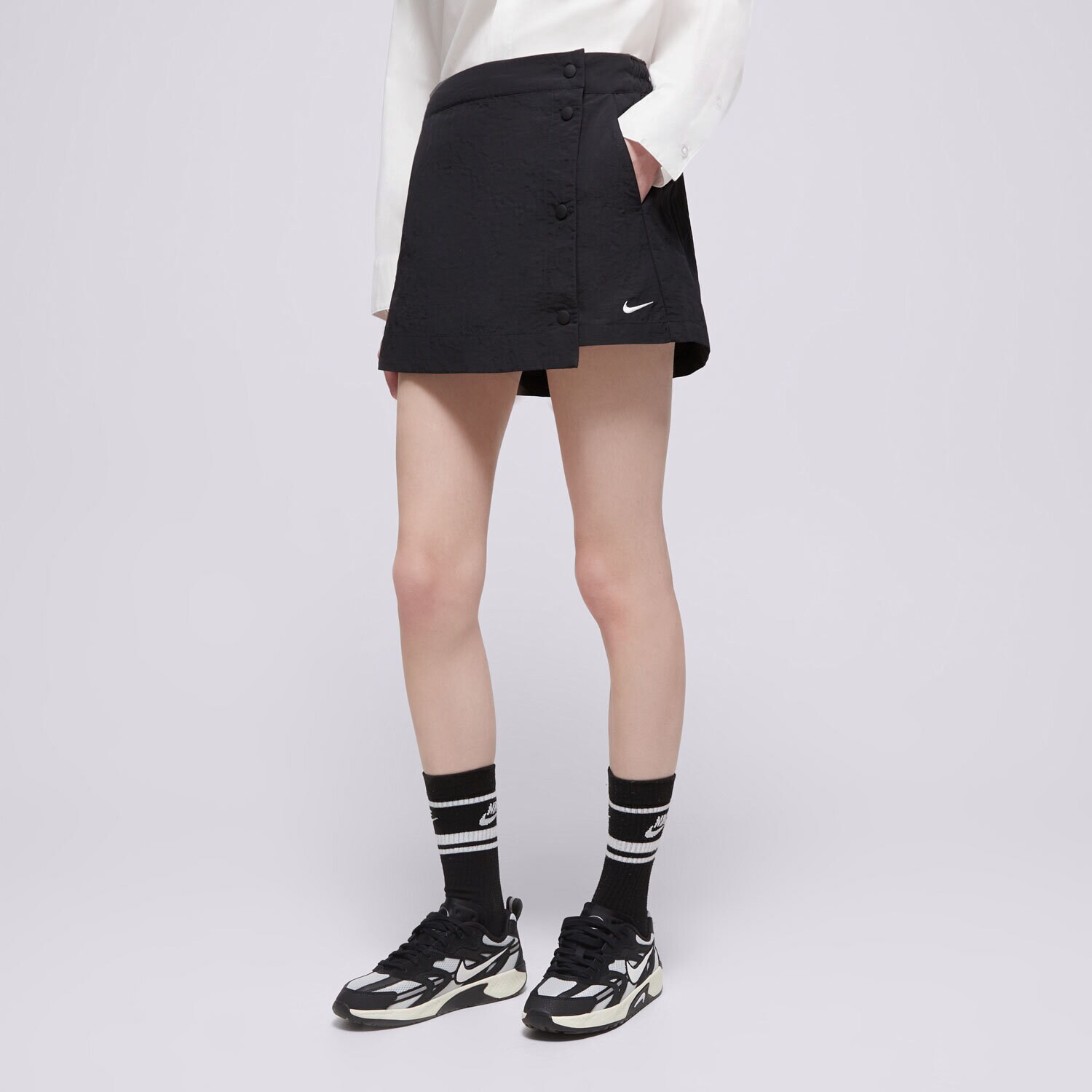 Ženske kratke hlače NIKE KRATKE HLAČE W NSW ESSNTL WVN MR 3" SKORT HM6979-010 crna