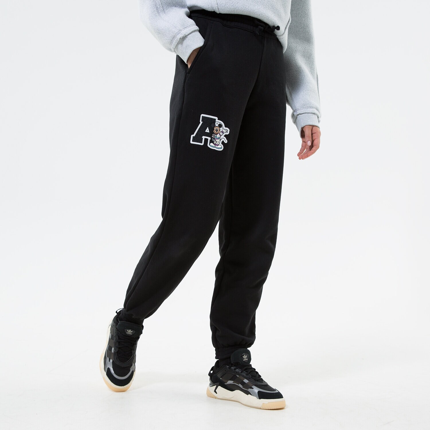 Ženske hlače ADIDAS HLAČE DISNEY JOGGER HL9084 crna