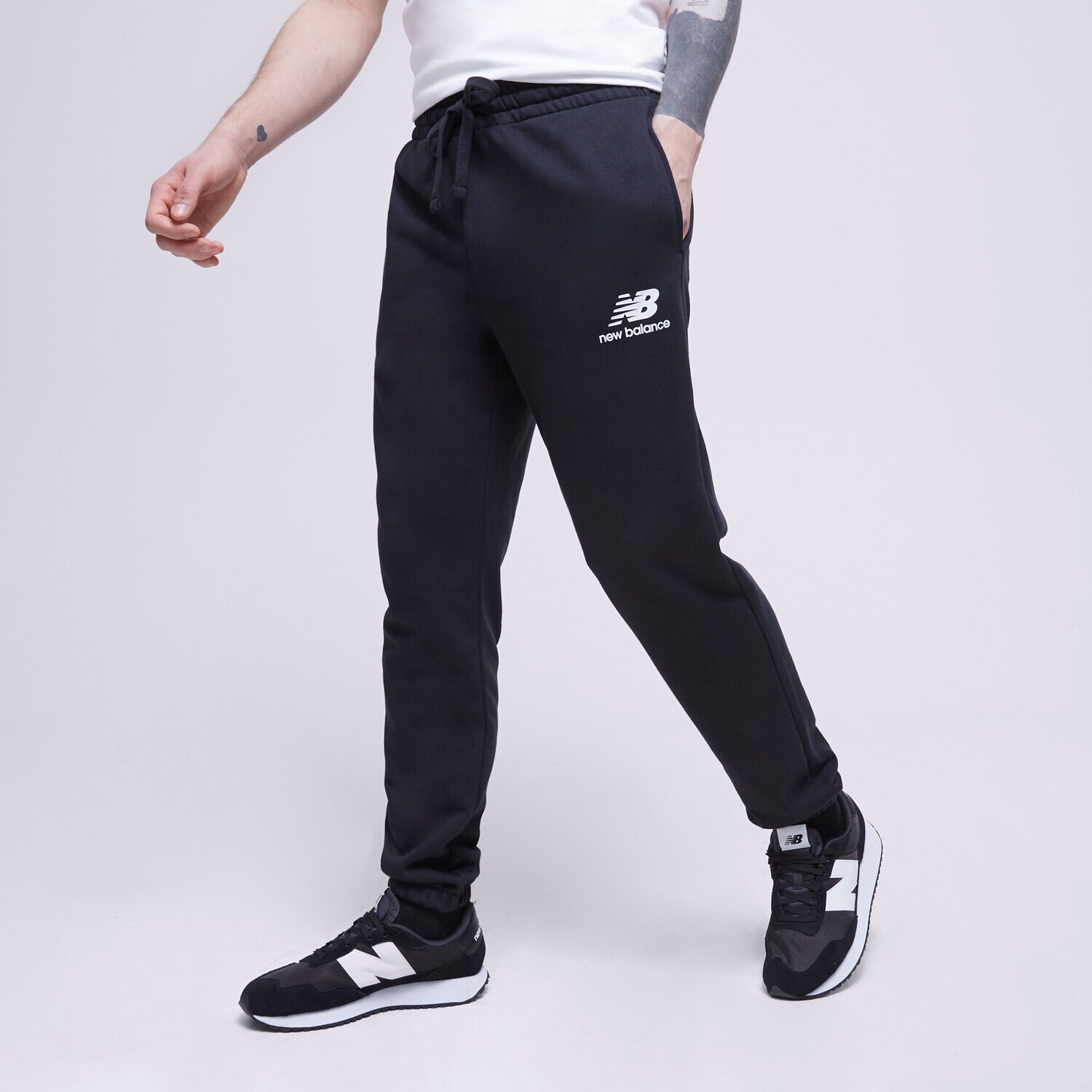 Muške hlače NEW BALANCE HLAČE NB ESSENTIAL STACKED MP31539BK crna