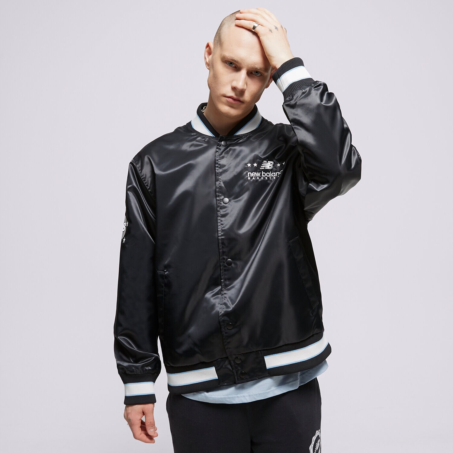 Muške prijelazne jakne NEW BALANCE JAKNA HOOPS WOVEN JACKET MJ31580BK crna