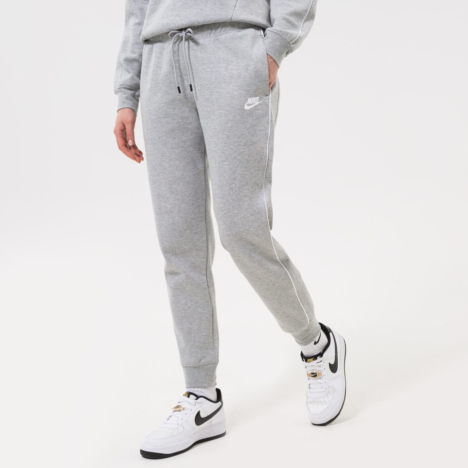Ženske hlače NIKE HLAČE W NSW MLNM ESSNTL FLC MR CZ8340-063 siva