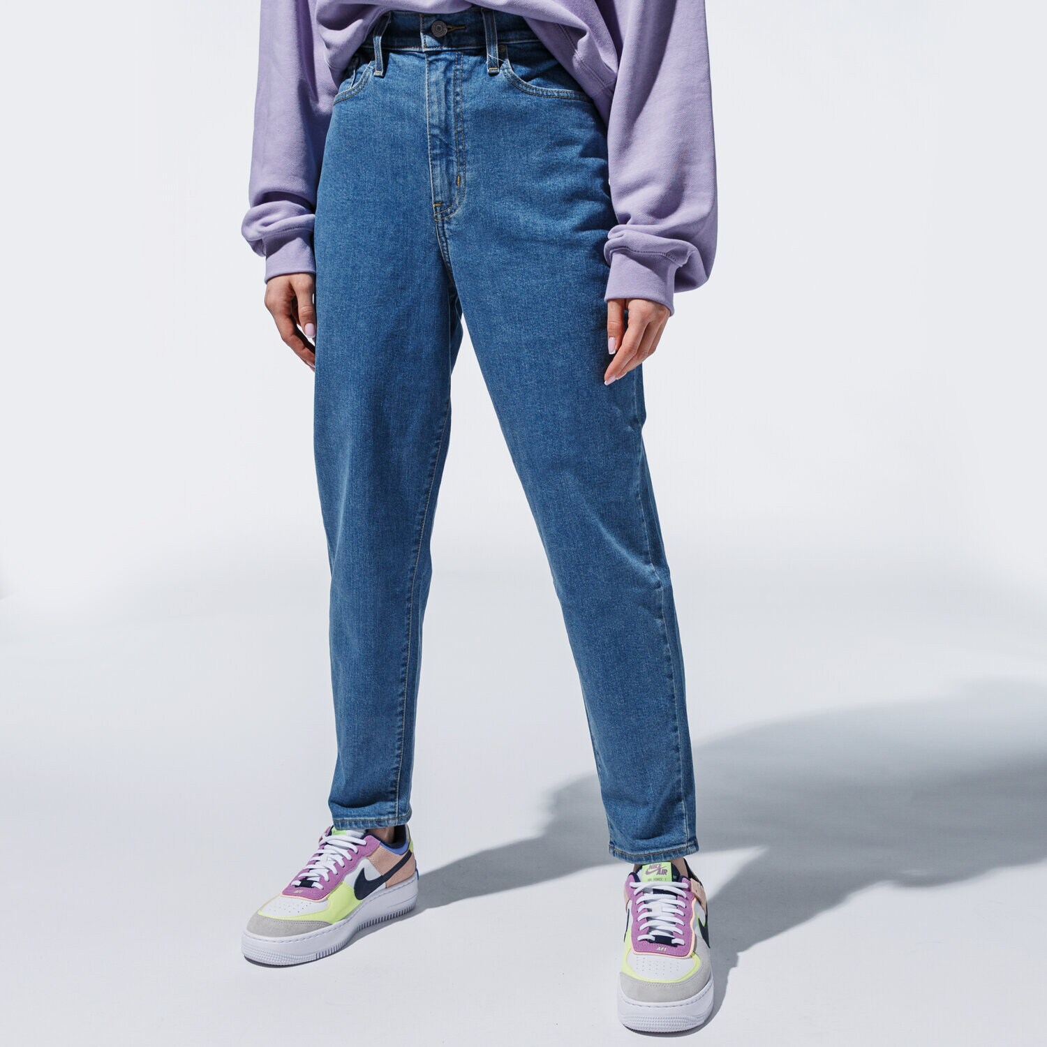 Ženske hlače LEVI'S MOM JEANS  26986-0002 plava