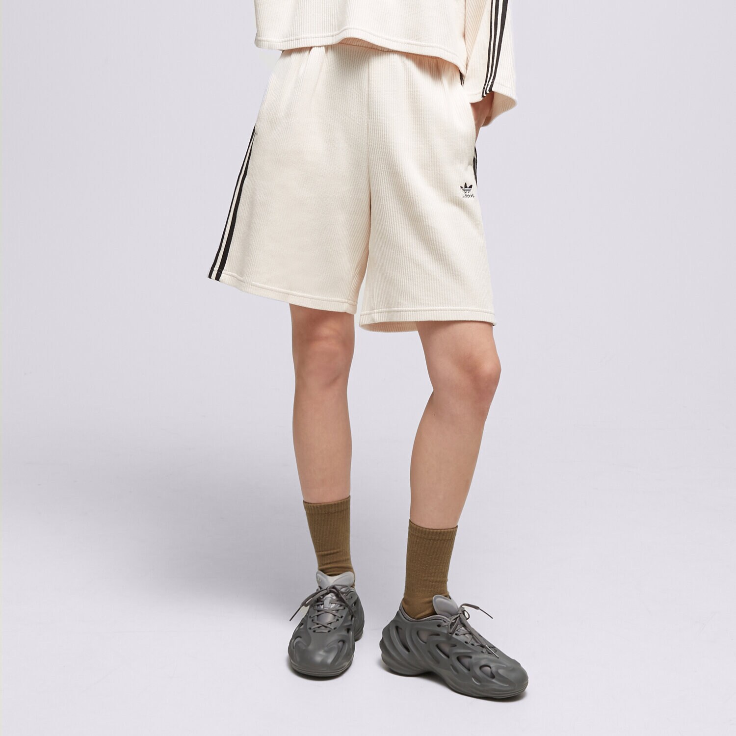 Ženske kratke hlače ADIDAS KRATKE HLAČE BERMUDA SHORTS IC5450 bijela