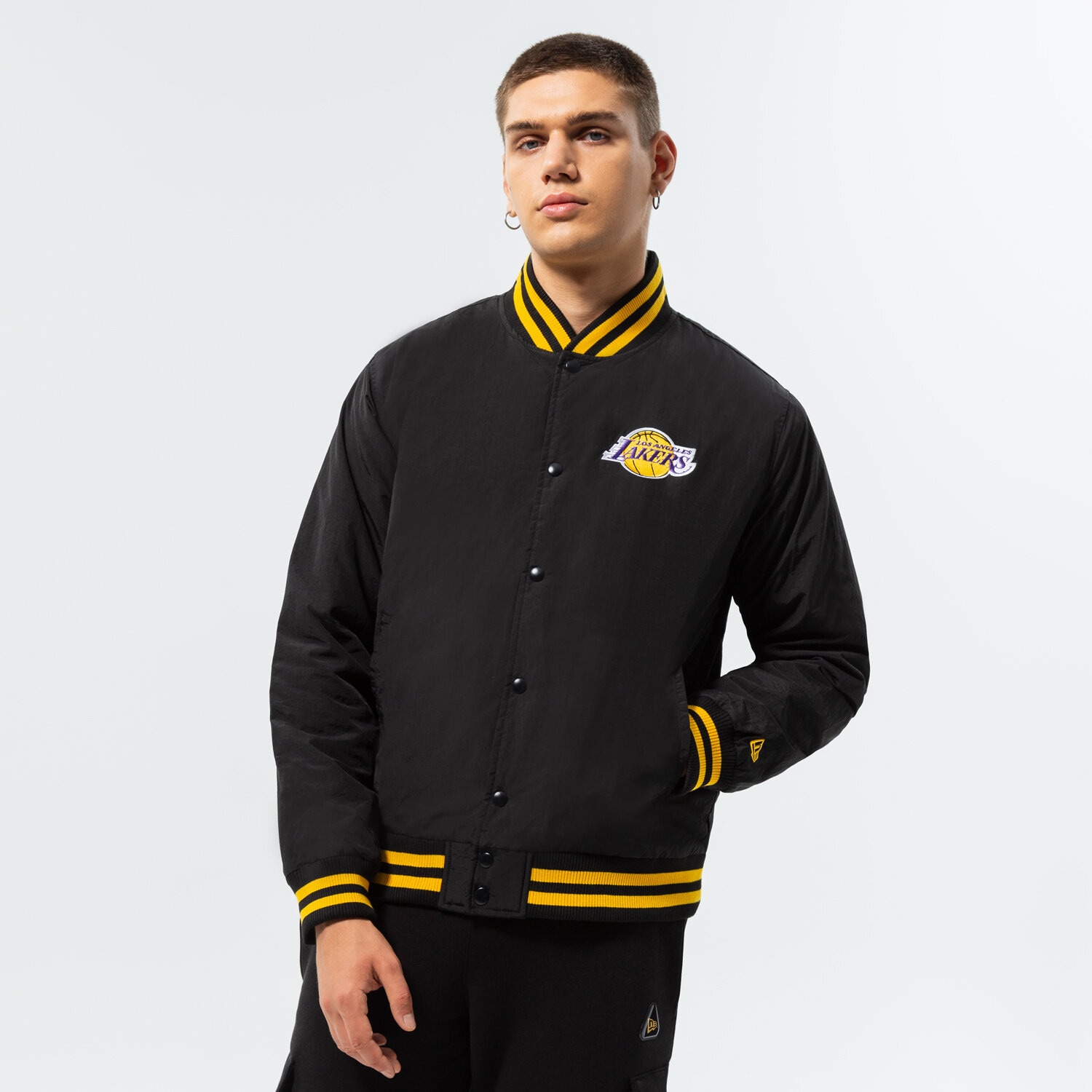 Muške prijelazne jakne NEW ERA JAKNA TEAM LOGO BOMBER LAKERS LOS ANGELES LAKERS BLK 60284782 crna