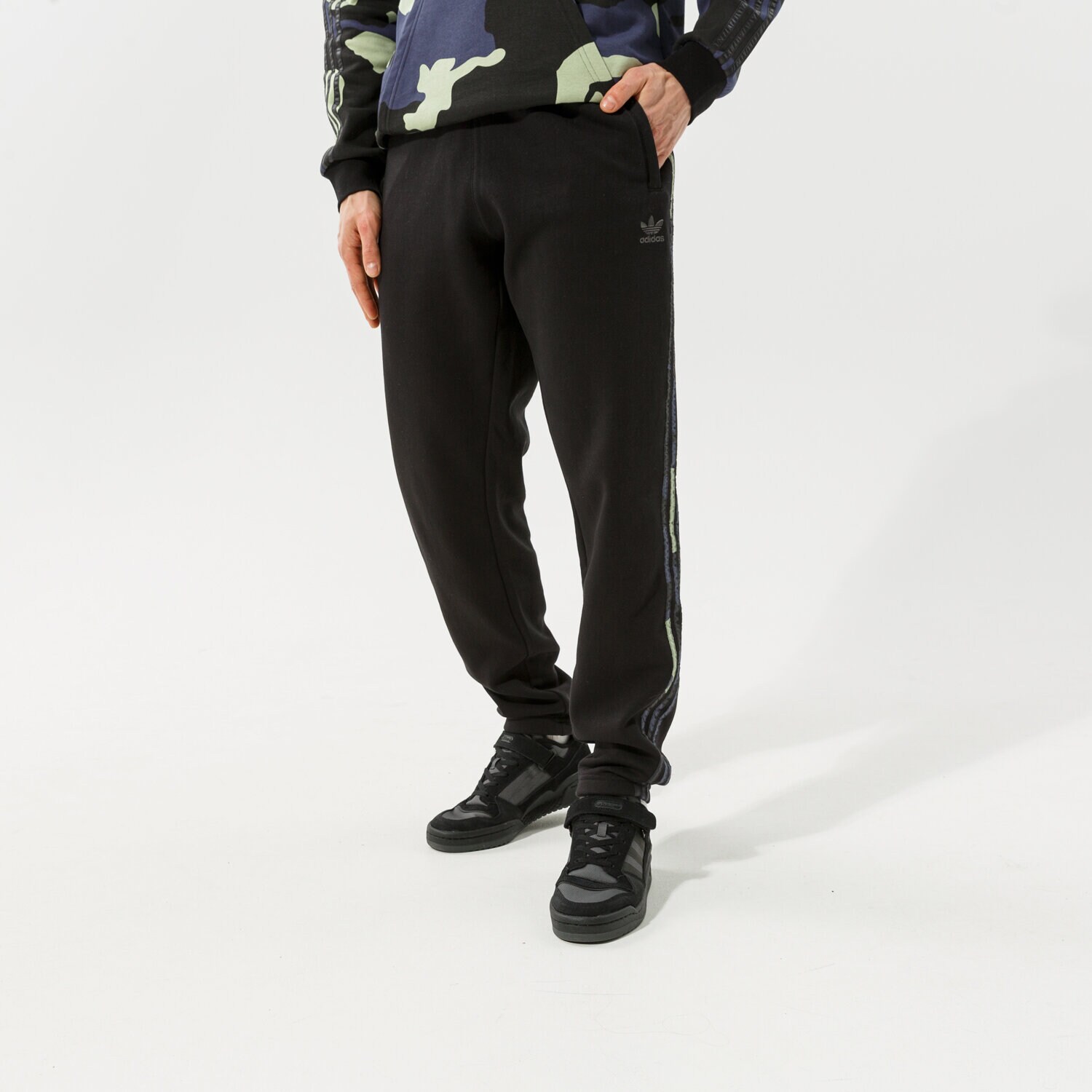 Muške hlače ADIDAS HLAČE CAMO PANTS HF4878 crna