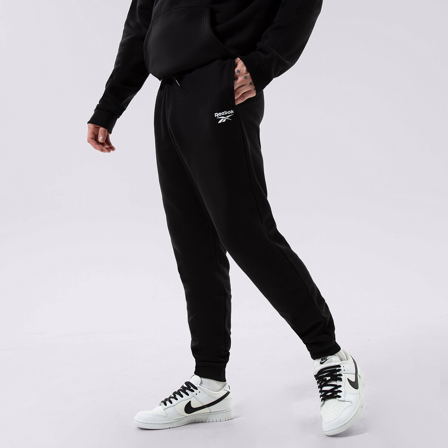 Muške hlače REEBOK HLAČE RI LEFT LEG JOGGER 100055296 crna