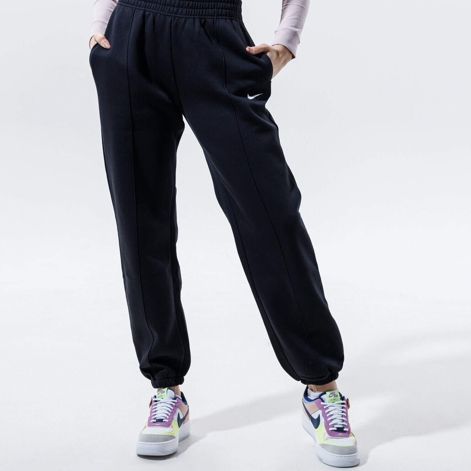 Ženske hlače NIKE HLAČE SPORTSWEAR ESSENTIAL FLEECE BV4089-010 crna