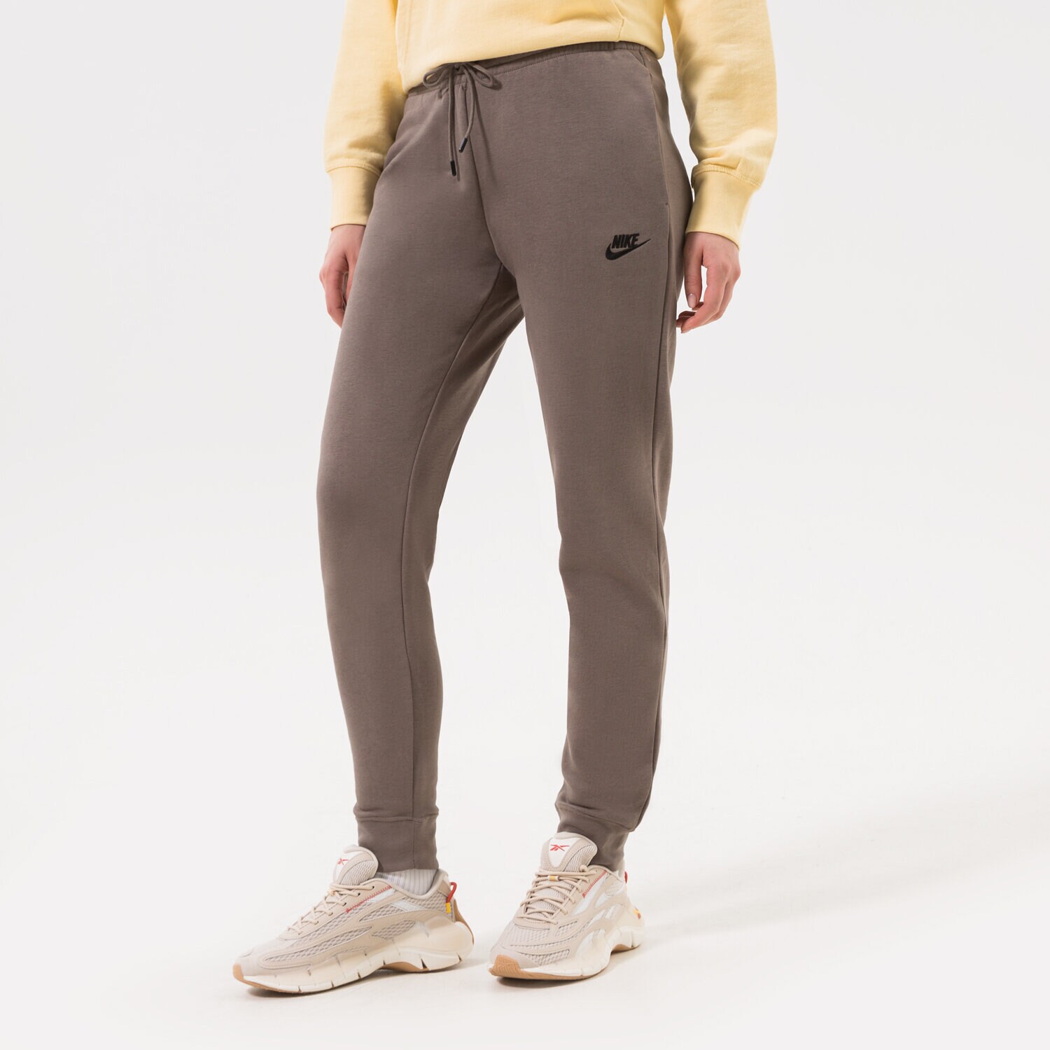 Ženske hlače NIKE HLAČE W NSW ESSNTL PANT REG FLC MR DX2320-040 smeđa
