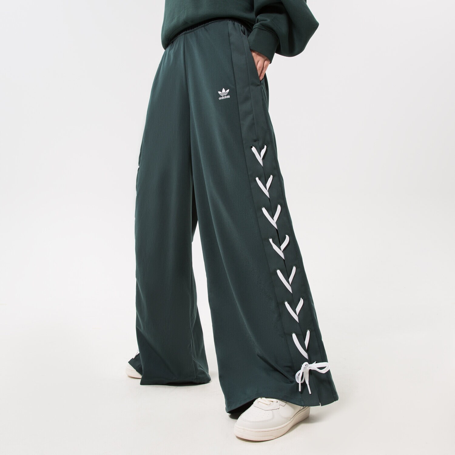 Ženske hlače ADIDAS HLAČE WIDE LEG PANT HK5086 zelena