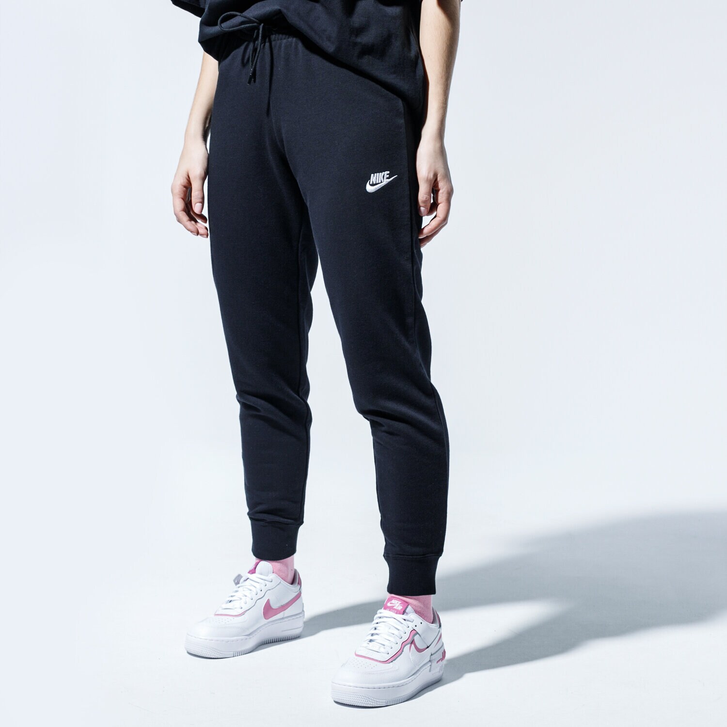 Ženske hlače NIKE HLAČE SPORTSWEAR ESSENTIAL BV4099-010 crna