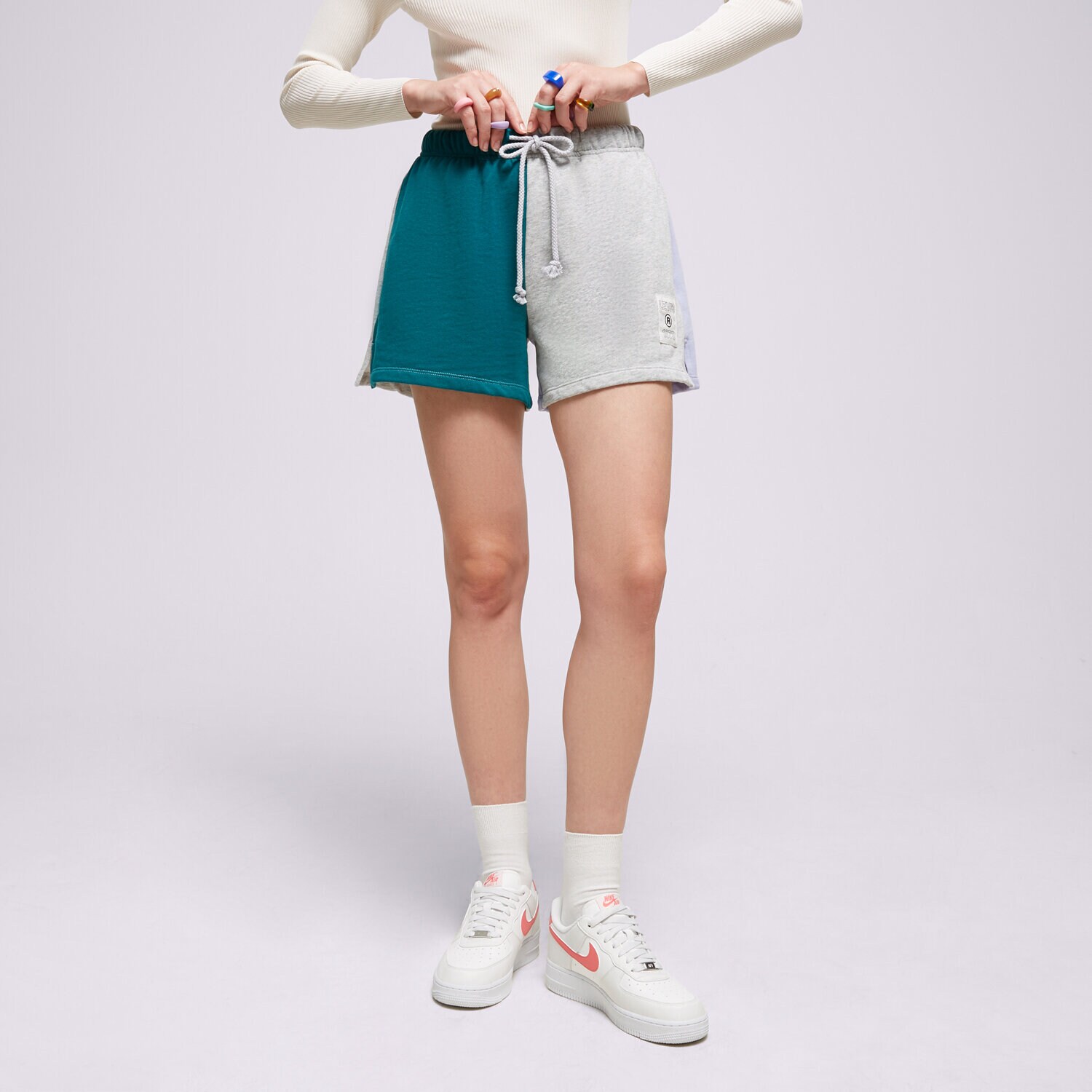 Ženske kratke hlače LEVI'S KRATKE HLAČE GRAPHIC COURT SWEATSHORT A50070003 šarena