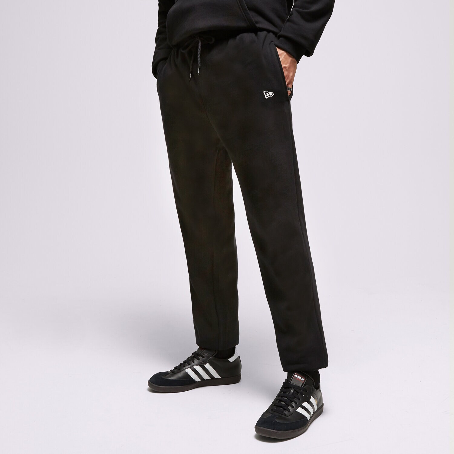 Muške hlače NEW ERA HLAČE NE ESSENTLS JOGGER NONE 60416741 crna