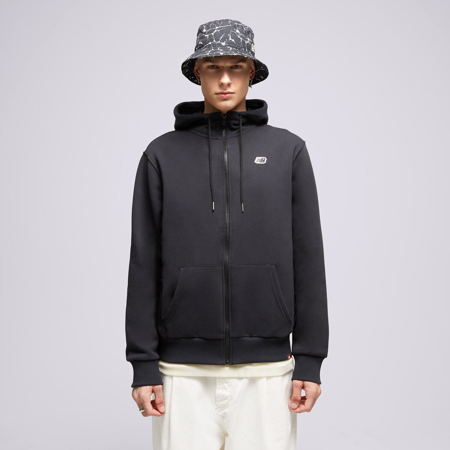 Muške dukserice NEW BALANCE VESTA RASKOPČANA   S KAPULJAČOM ZIP HODIE VESTA MJ23600BK crna
