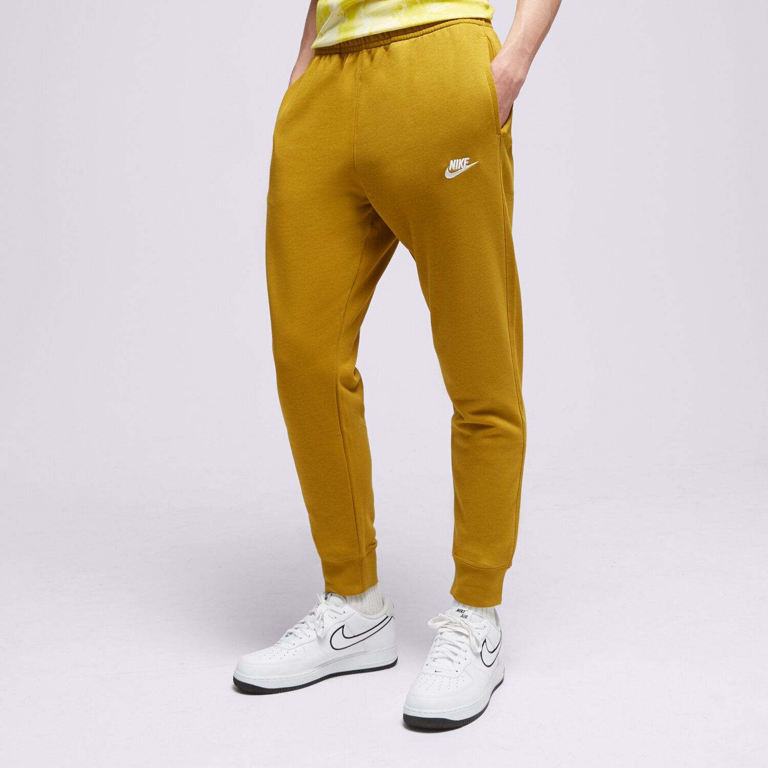 Muške hlače NIKE HLAČE NIKE SPORTSWEAR CLUB BV2679-716 senf
