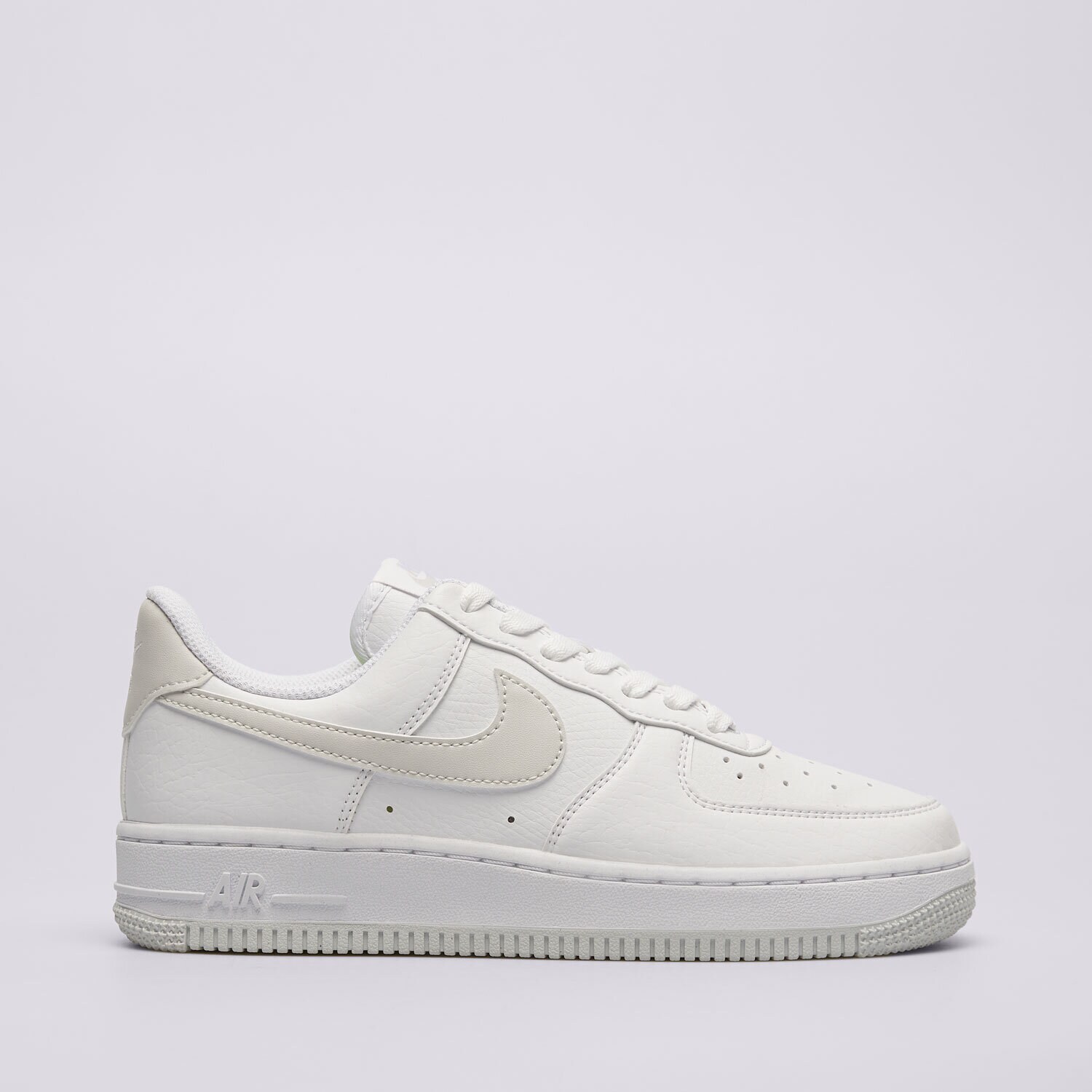 Ženske tenisice NIKE AIR FORCE 1 '07 SE DV3808-104 bijela