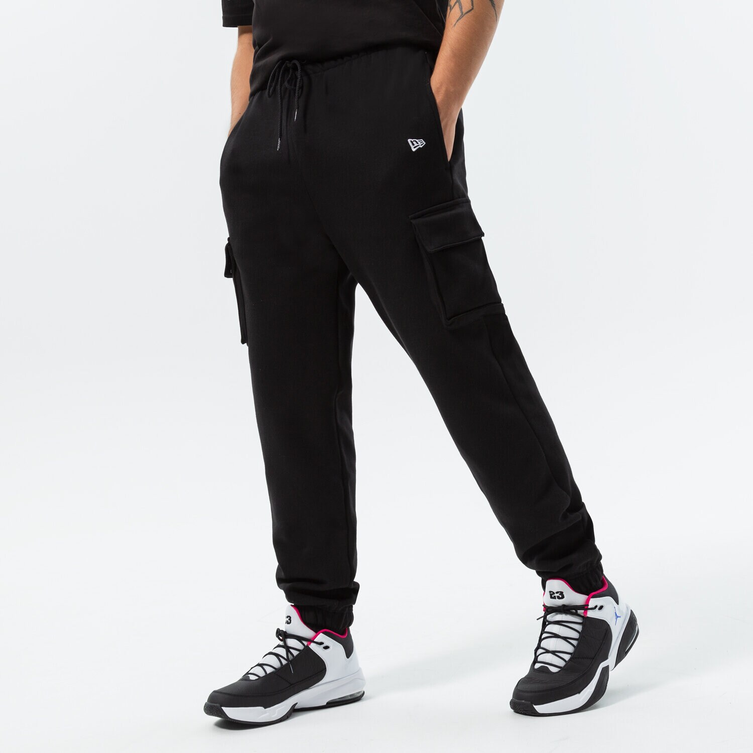 Muške hlače NEW ERA HLAČE NE PREMIUM CARGO BLK NEW ERA BLKWHI 60284750 crna