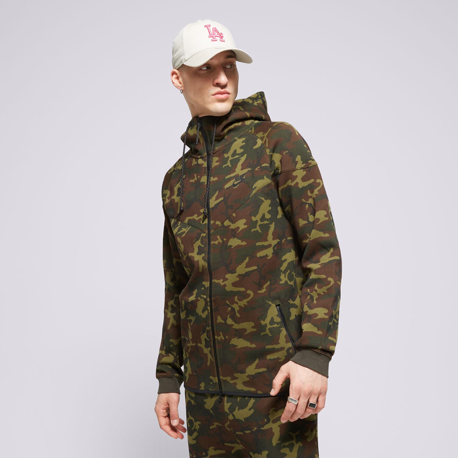 Muške dukserice NIKE VESTA S KAPULJAČOM M NSW TCH FLC WR OGCAMO FN3929-355 crna