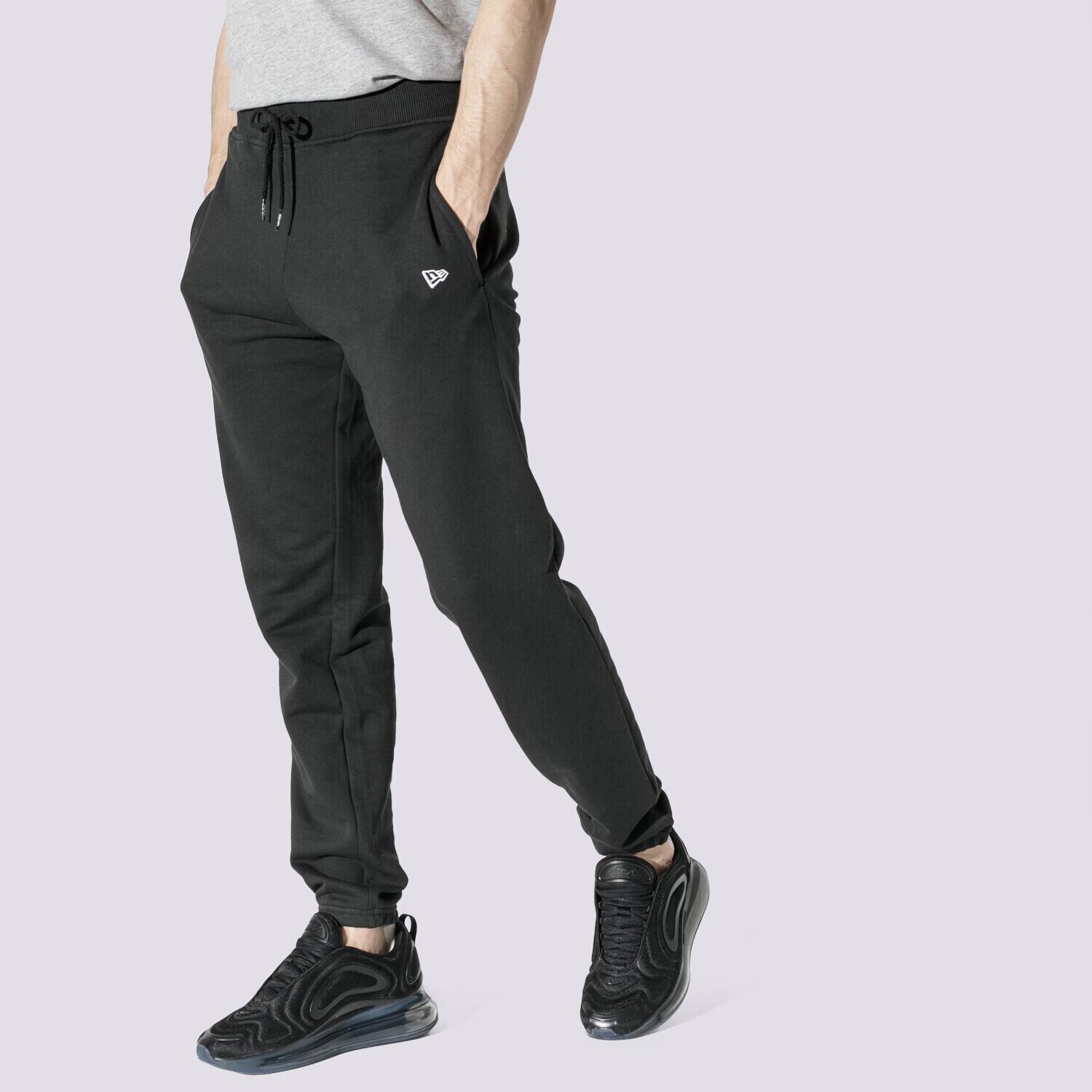 Muške hlače NEW ERA HLAČE NE ESSENTIAL JOGGER BLK NEW ERA BLK 11860049 crna
