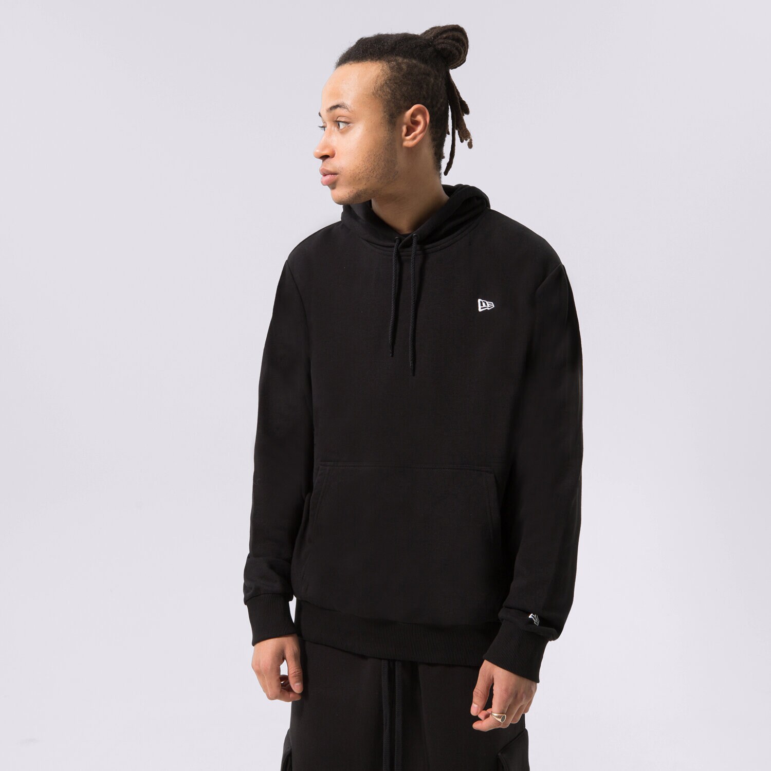 Muške dukserice NEW ERA VESTA S KAPULJAČOM NE ESS FLAG HOODY BLK NEW ERA BLK 12511144 crna