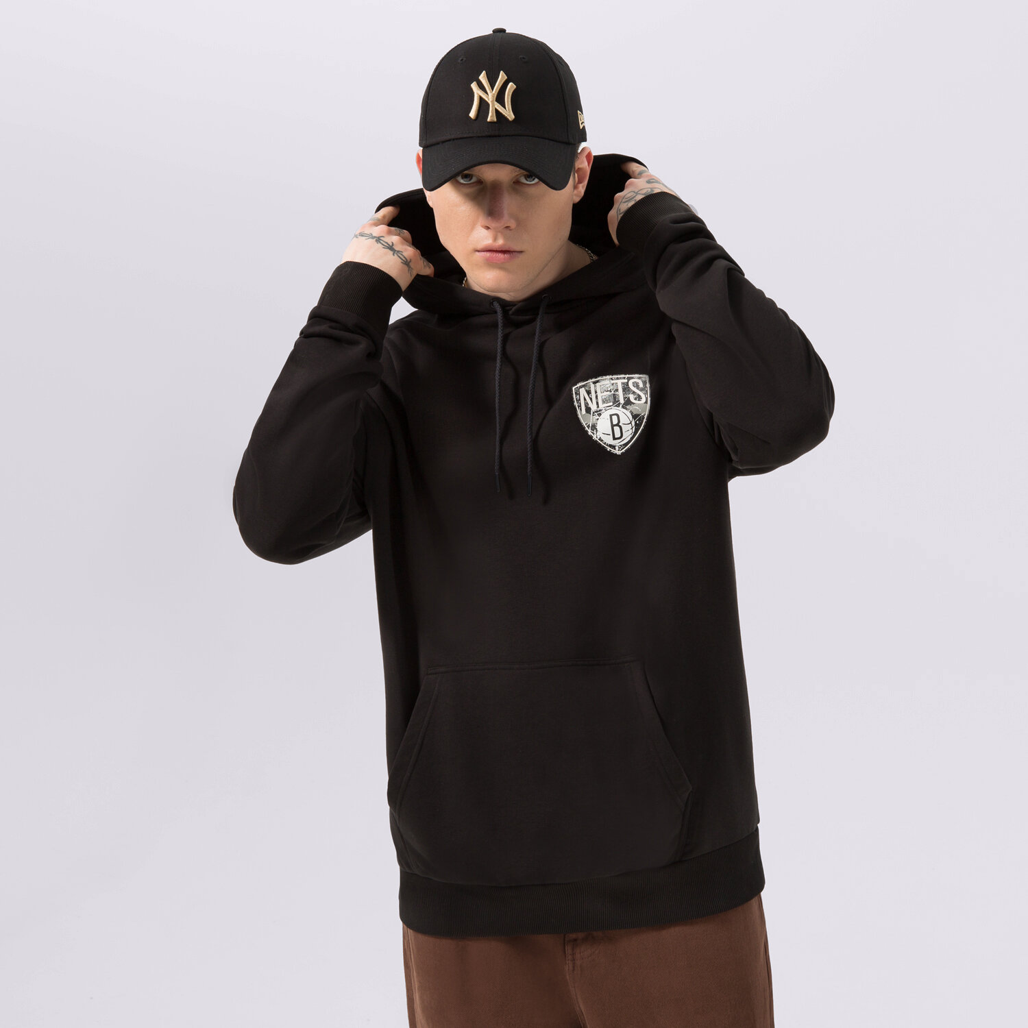 Muške dukserice NEW ERA VESTA S KAPULJAČOM INFILL TEAM LOGO NETS BROOKLYN NE 60332148 crna