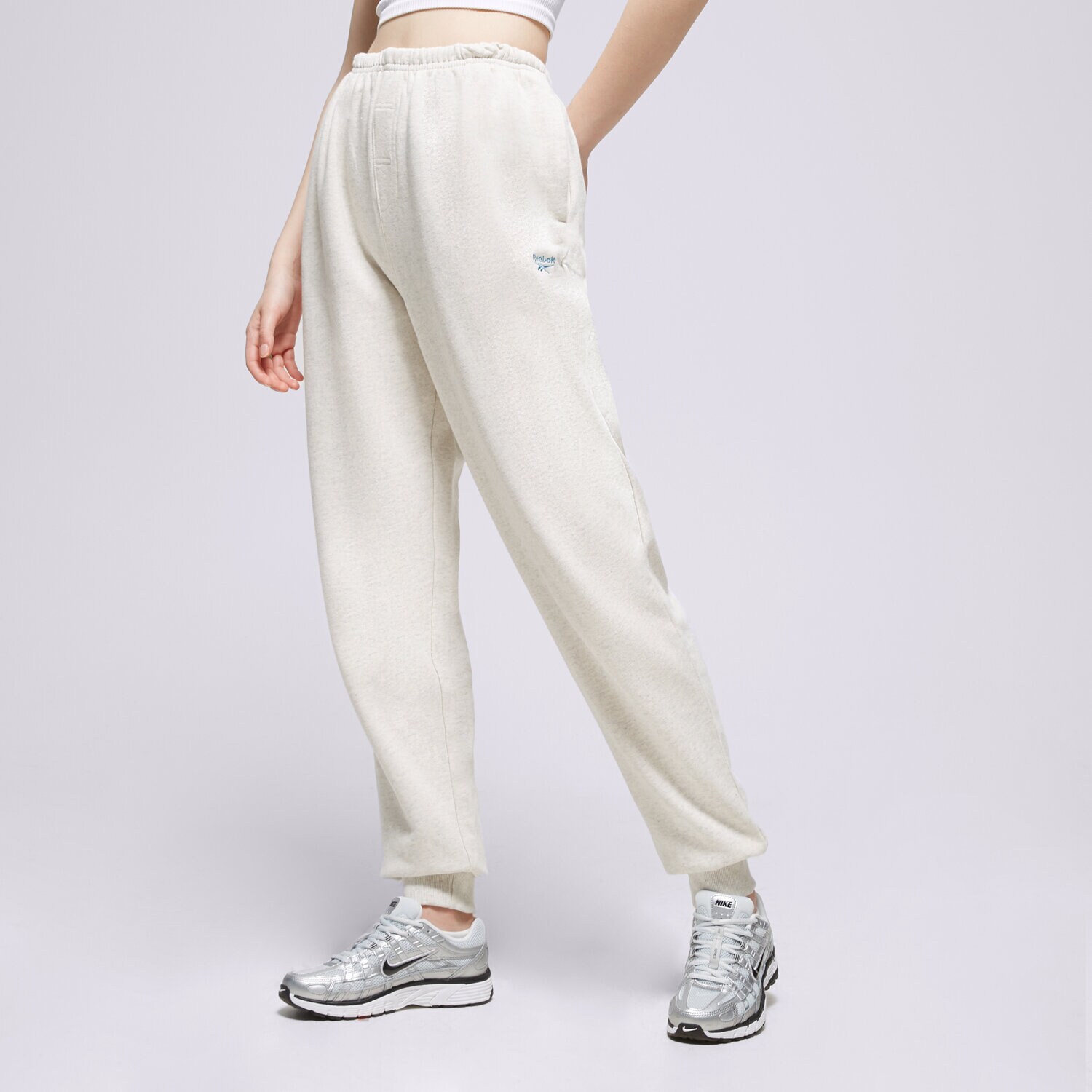 Ženske hlače REEBOK HLAČE CL AE ARCHIVE FIT FT PANT IC8096 bijela