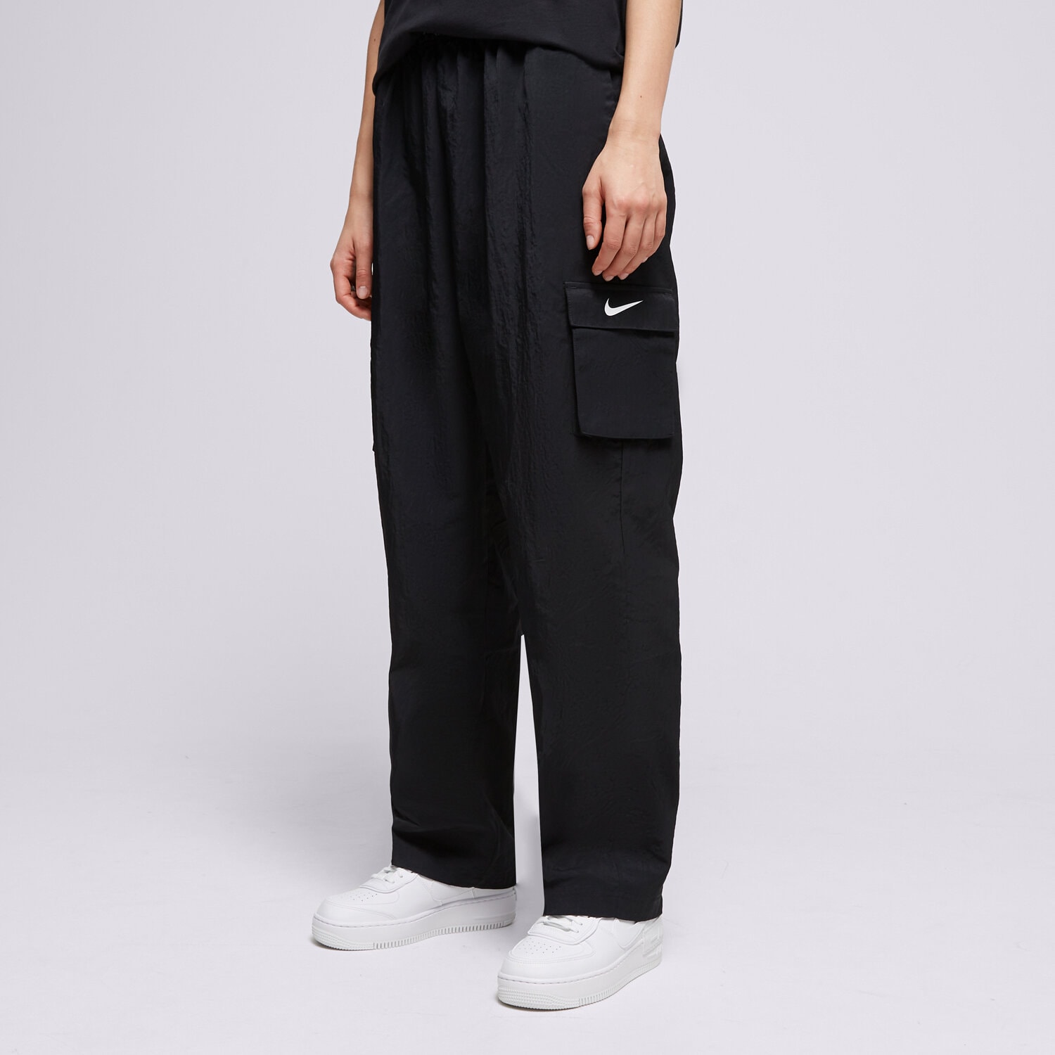 Ženske hlače NIKE HLAČE W NSW ESSNTL WVN HR PNT CARGO DO7209-010 crna