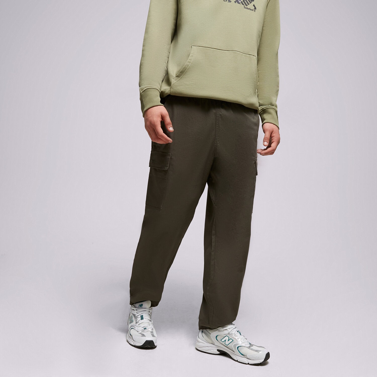 Muške hlače NEW BALANCE HLAČE ATHLETICS REMASTERED WOVEN MP31526COG zelena